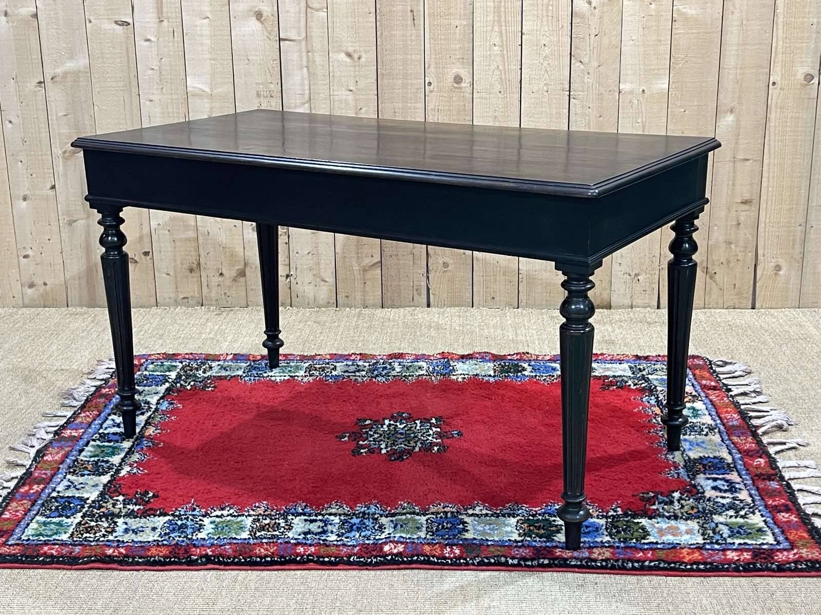 Bureau plat Napoléon III, fin XIXème, en bois noirci.