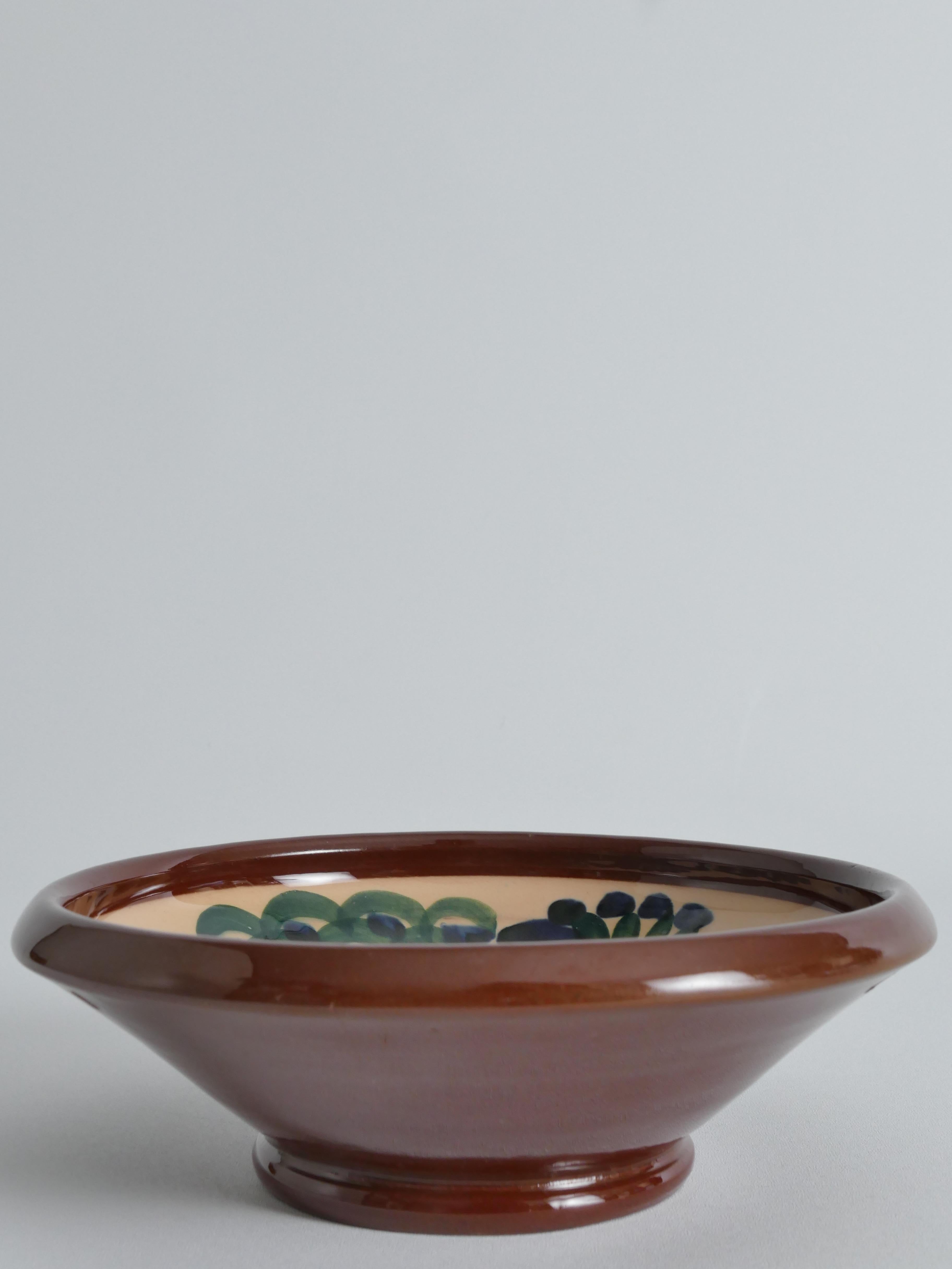 Bol à motif floral Art Nouveau par Agda Österberg, St. Erik Lervarufabriker, années 1910