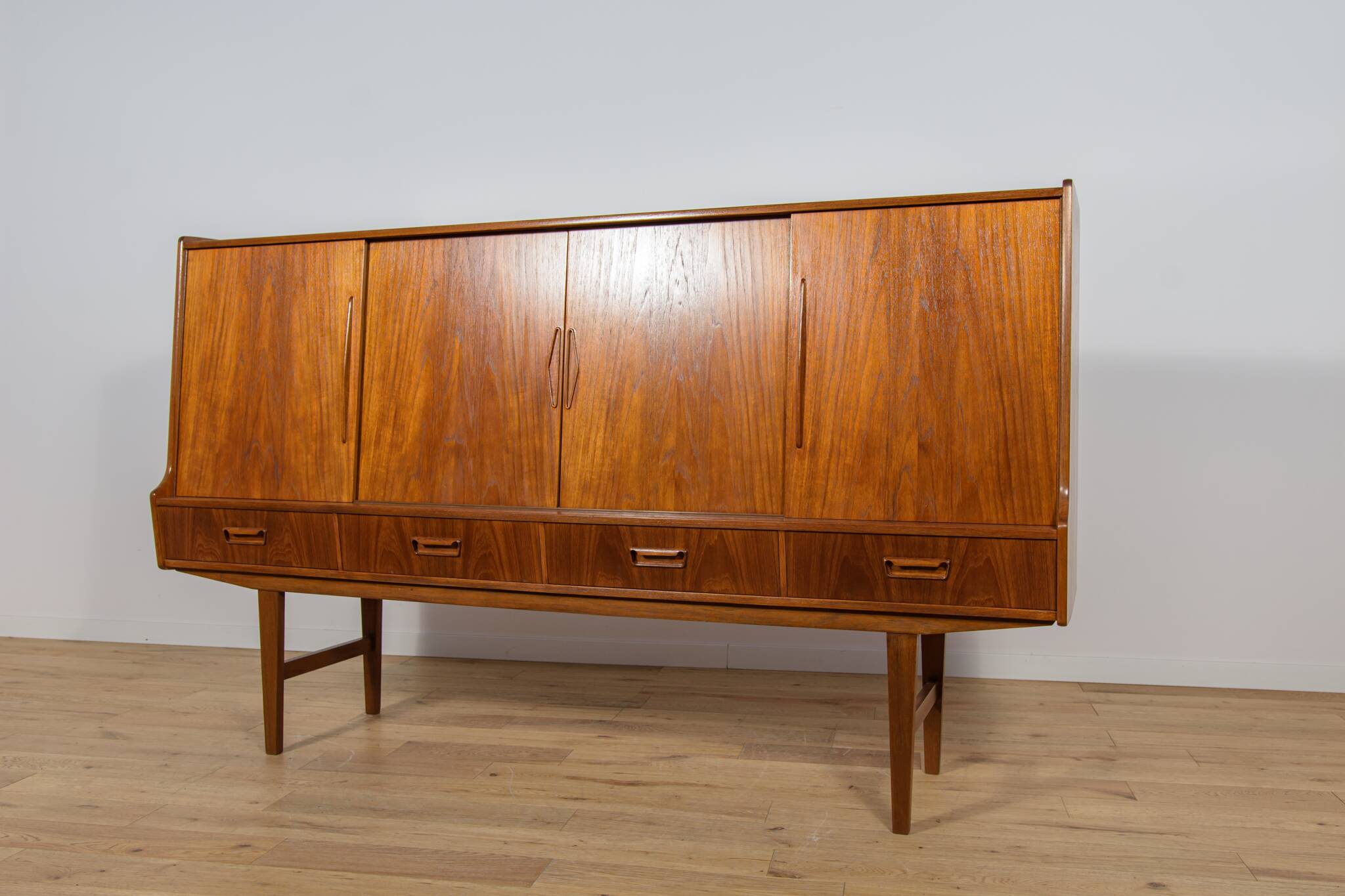 Buffet haut en teck de style moderne du milieu du siècle, fabriqué par Farso Mobelfabrik, Danemark.