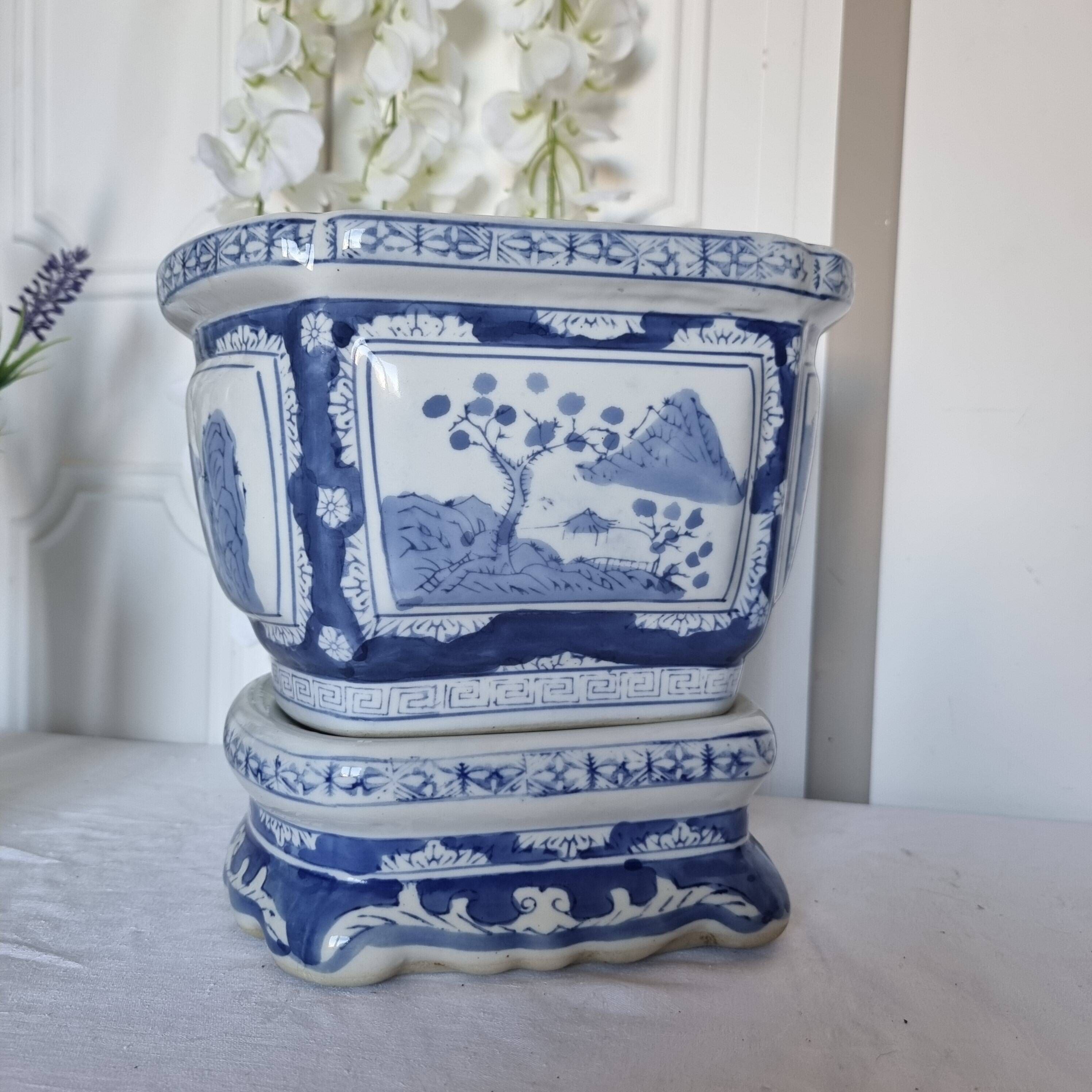 Magnifique cache-pot oriental sur piédestal en porcelaine bleue et blanche
