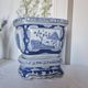 Magnifique cache-pot oriental sur piédestal en porcelaine bleue et blanche