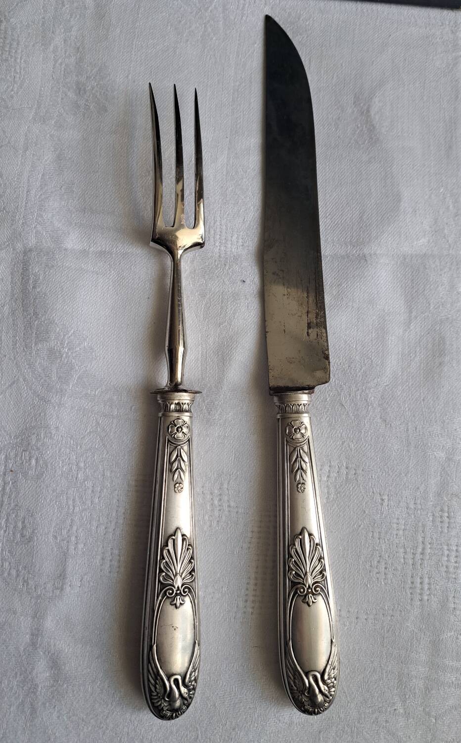 Silver-plated leg of lamb cutlery.