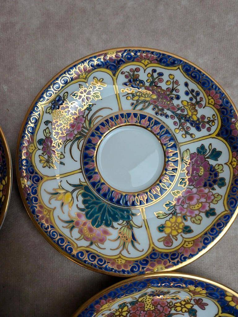 Set of 4 hand-painted saucers from Thailand – Polychrome floral decoration and gilding.