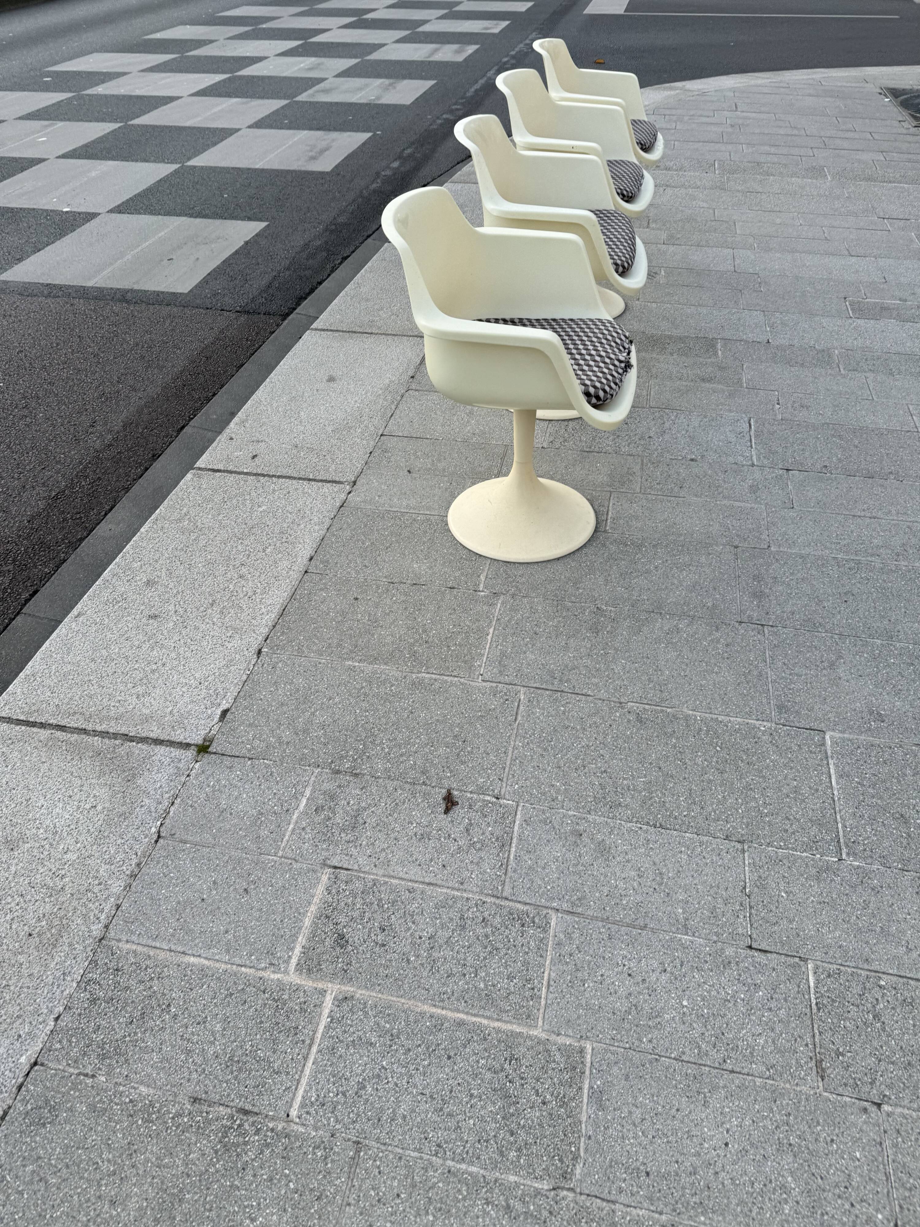 Set of 4 white swivel Tulip chairs, designer