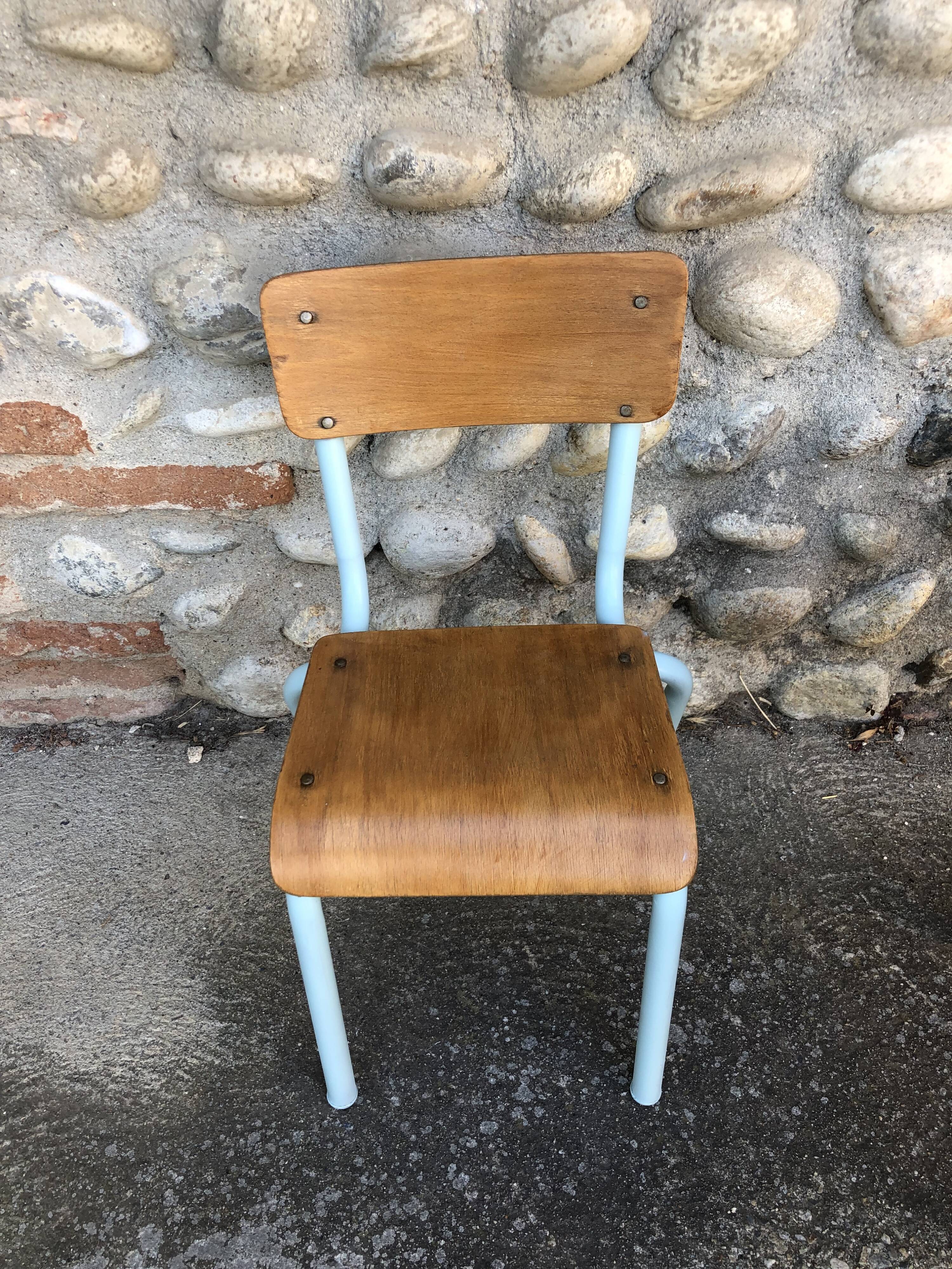 Maternal desk and its chair