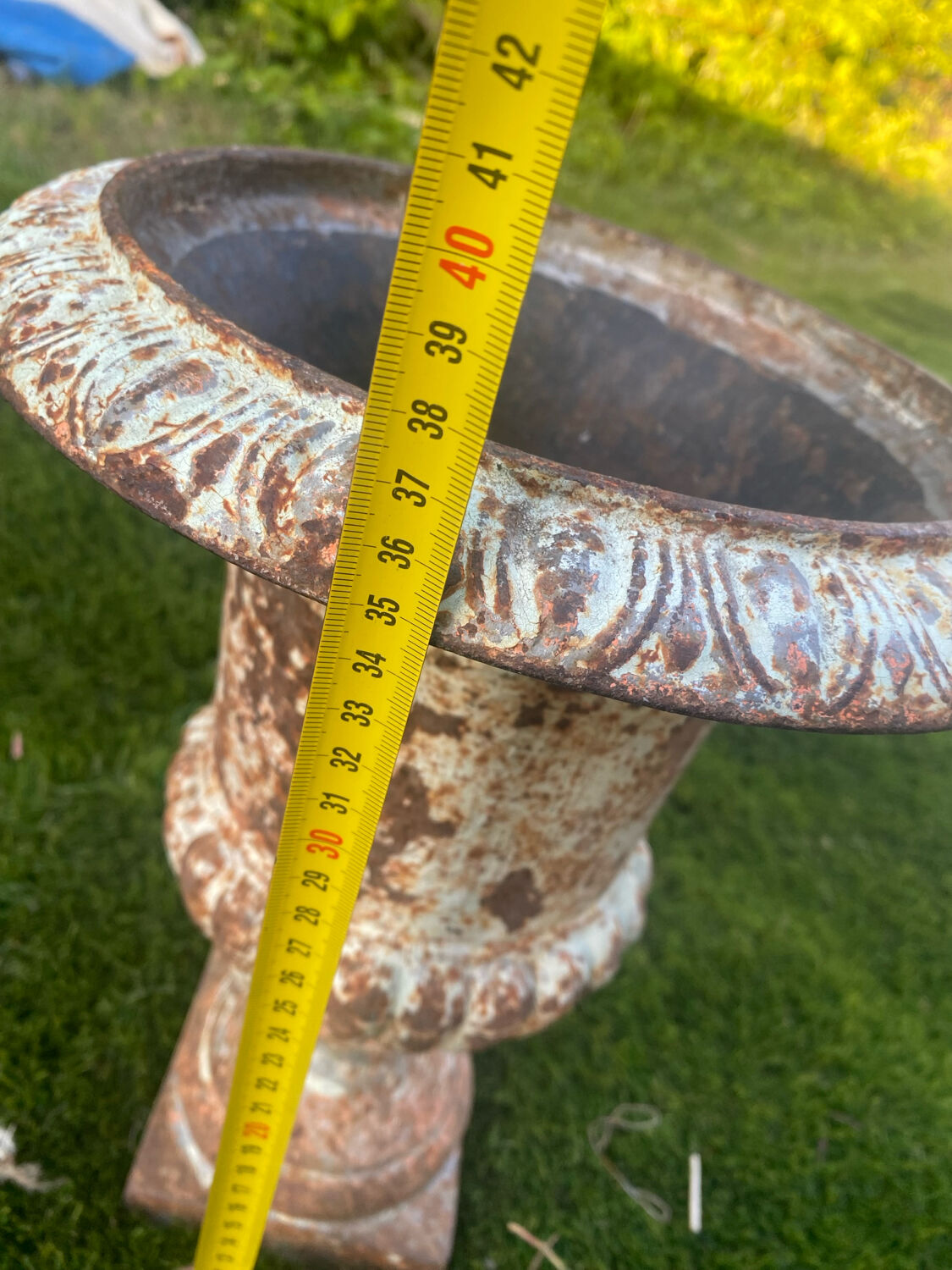 Large Medicis vase in white cast iron.