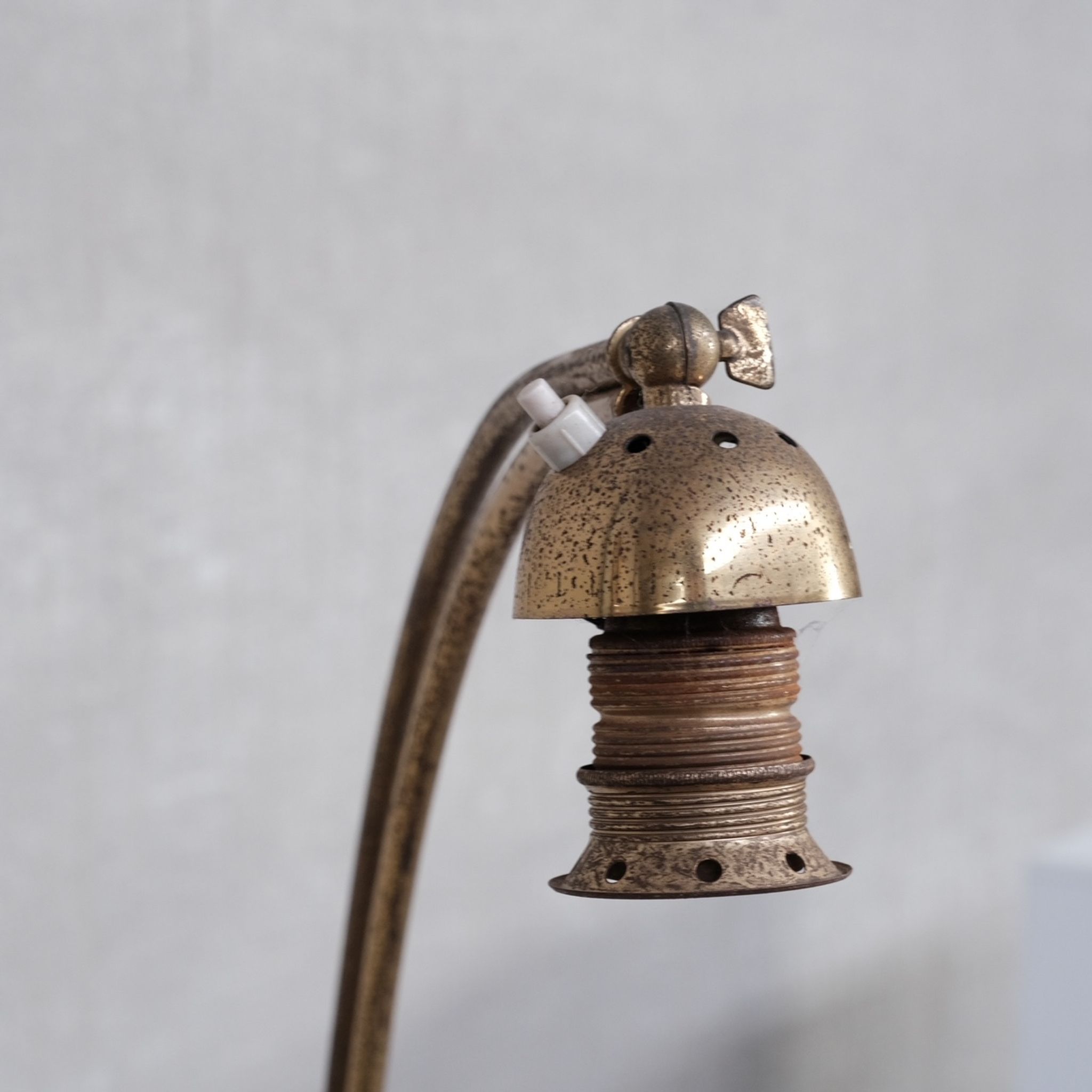 Lampadaire en laiton français du milieu du siècle