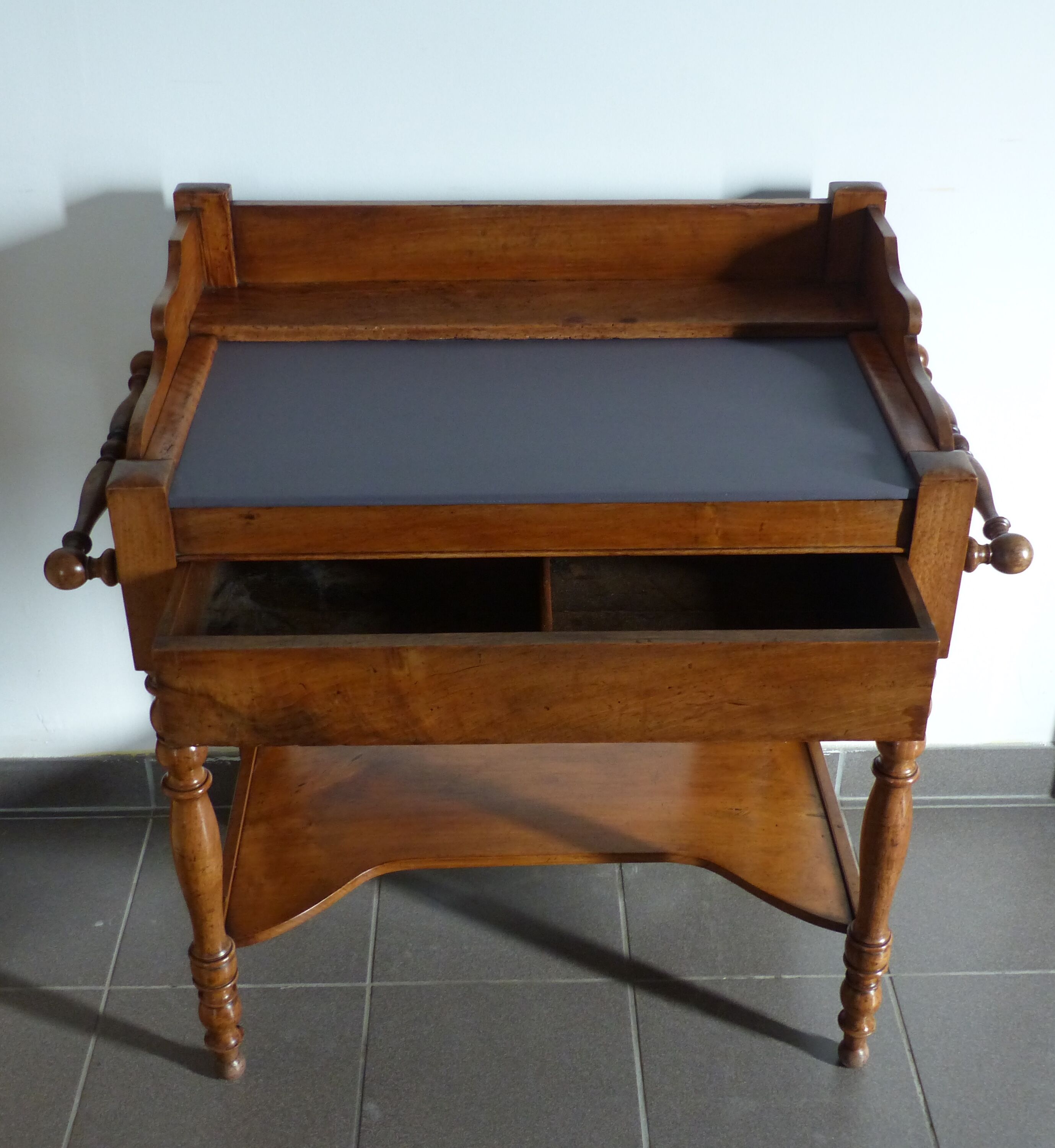 Late 19th-century walnut toilet table - Fully restored