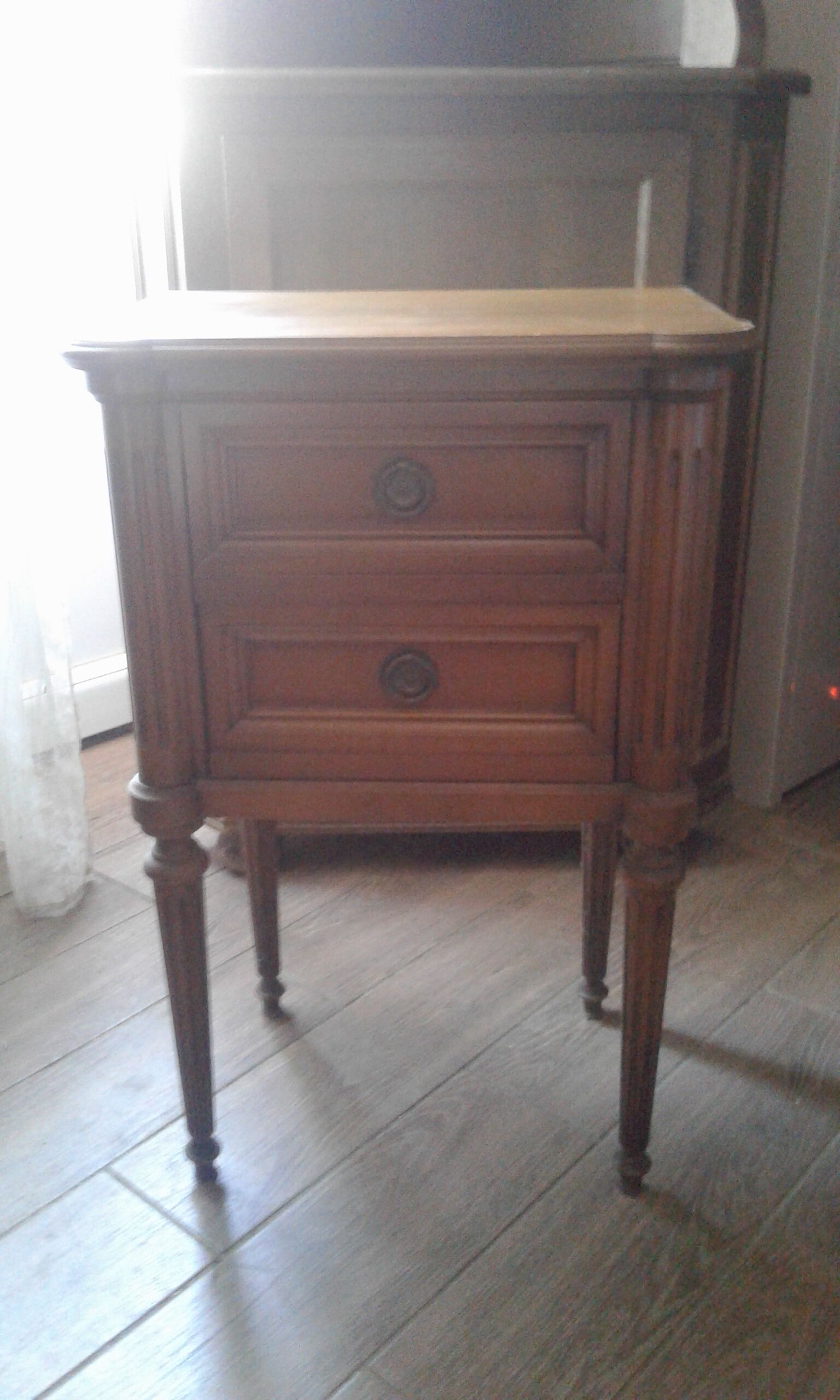Anncian bedside table