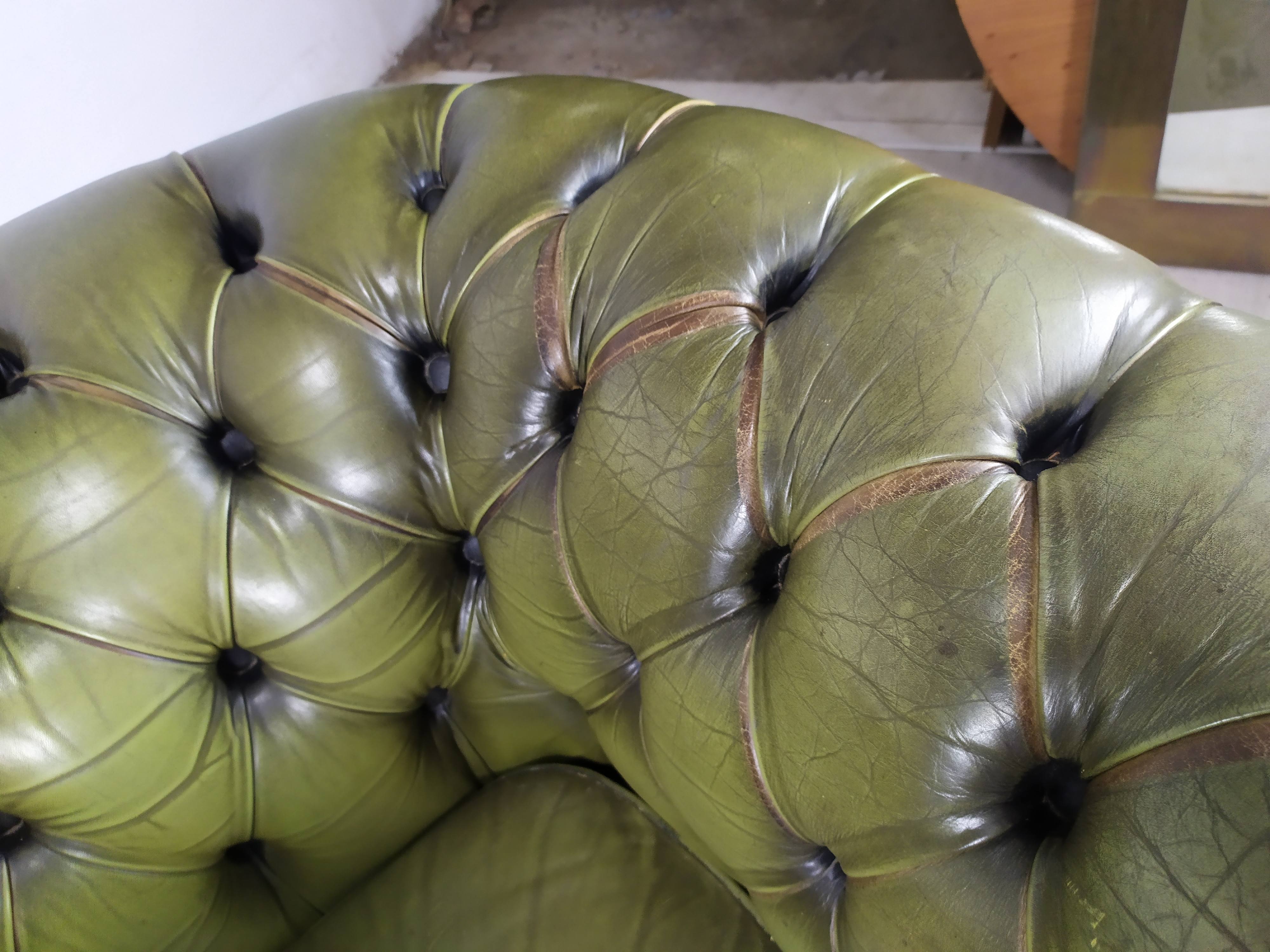 Paire de fauteuils Chesterfield cuir vert