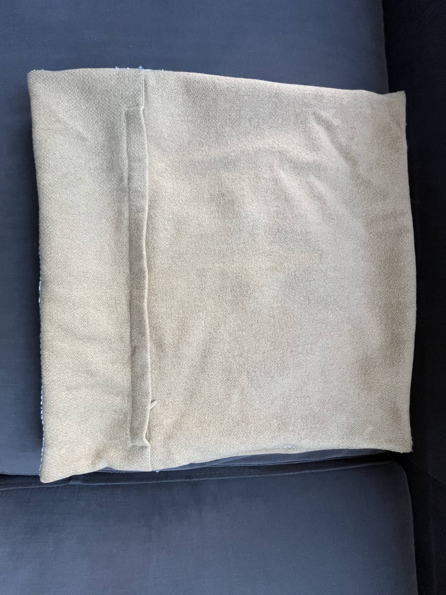 Coussin Pierre Frey Paris 40x40 laine brodée – garnissage plumes
