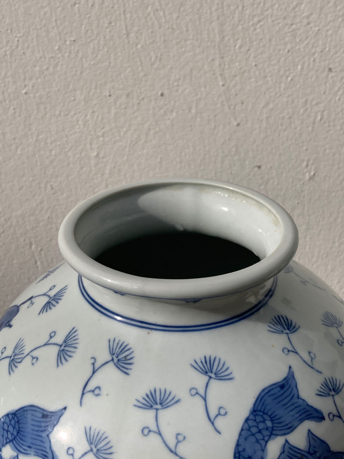 Chinese blue and white fish vase