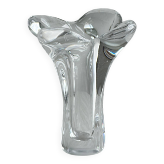 Vase petit soliflore en verre transparent aux formes ondulées.