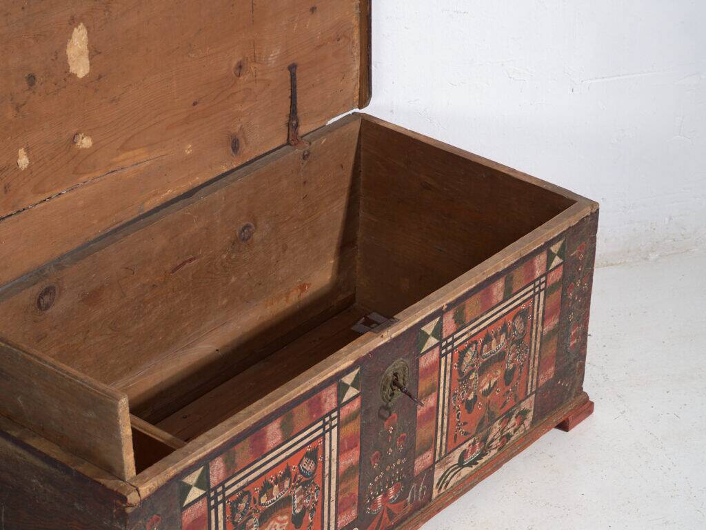 Coffre tyrolien en pin polychrome à panneaux géométriques – Tyrol, daté 1906