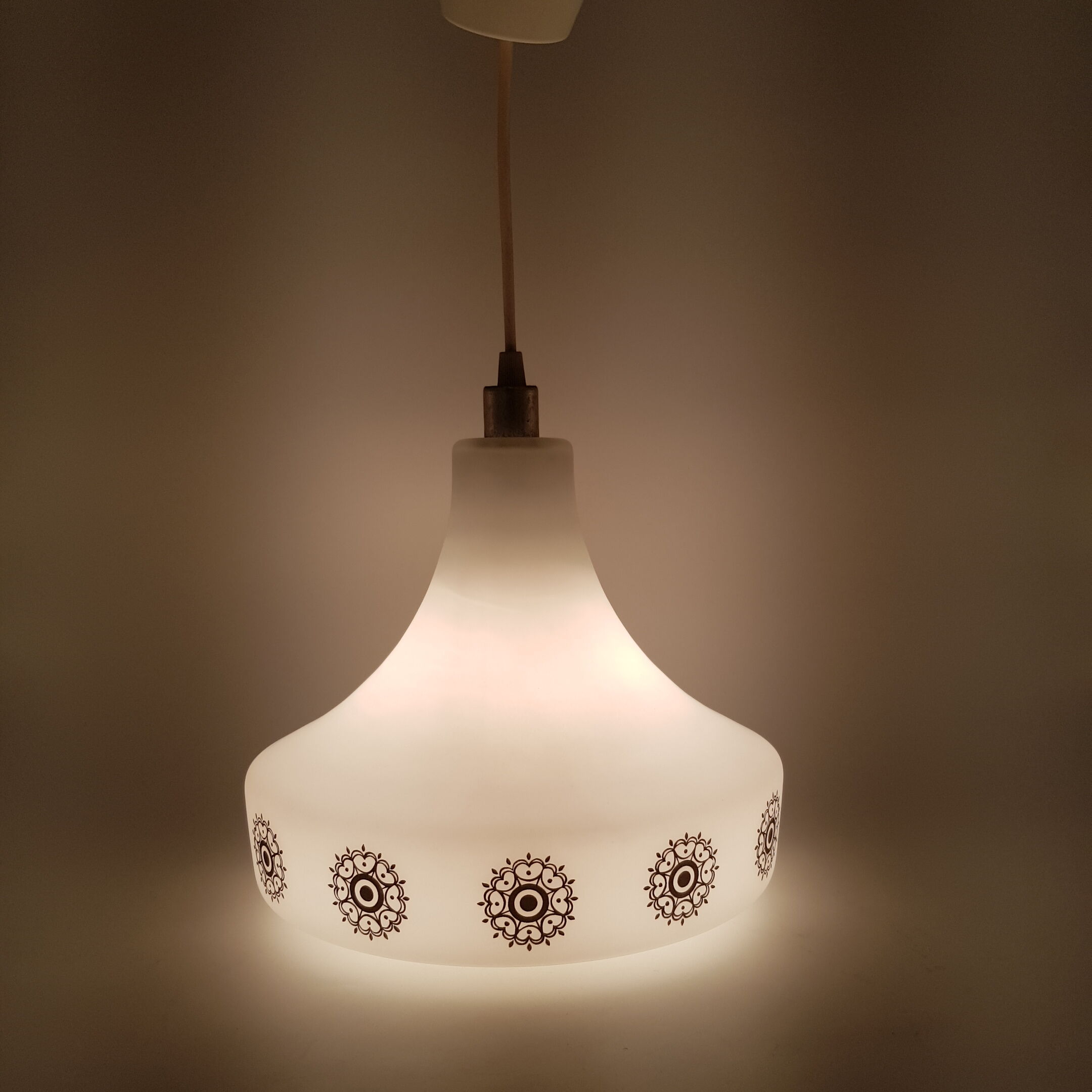 Hanging in Scandinavian opaline golden motifs