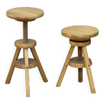 2 tabourets à vis en bois