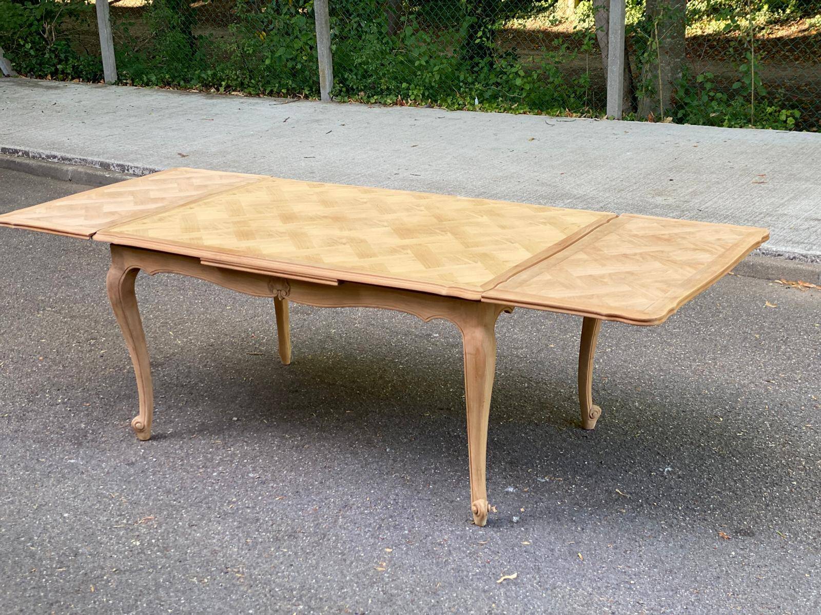 Table à manger Louis XV extensible rénovée en bois brut