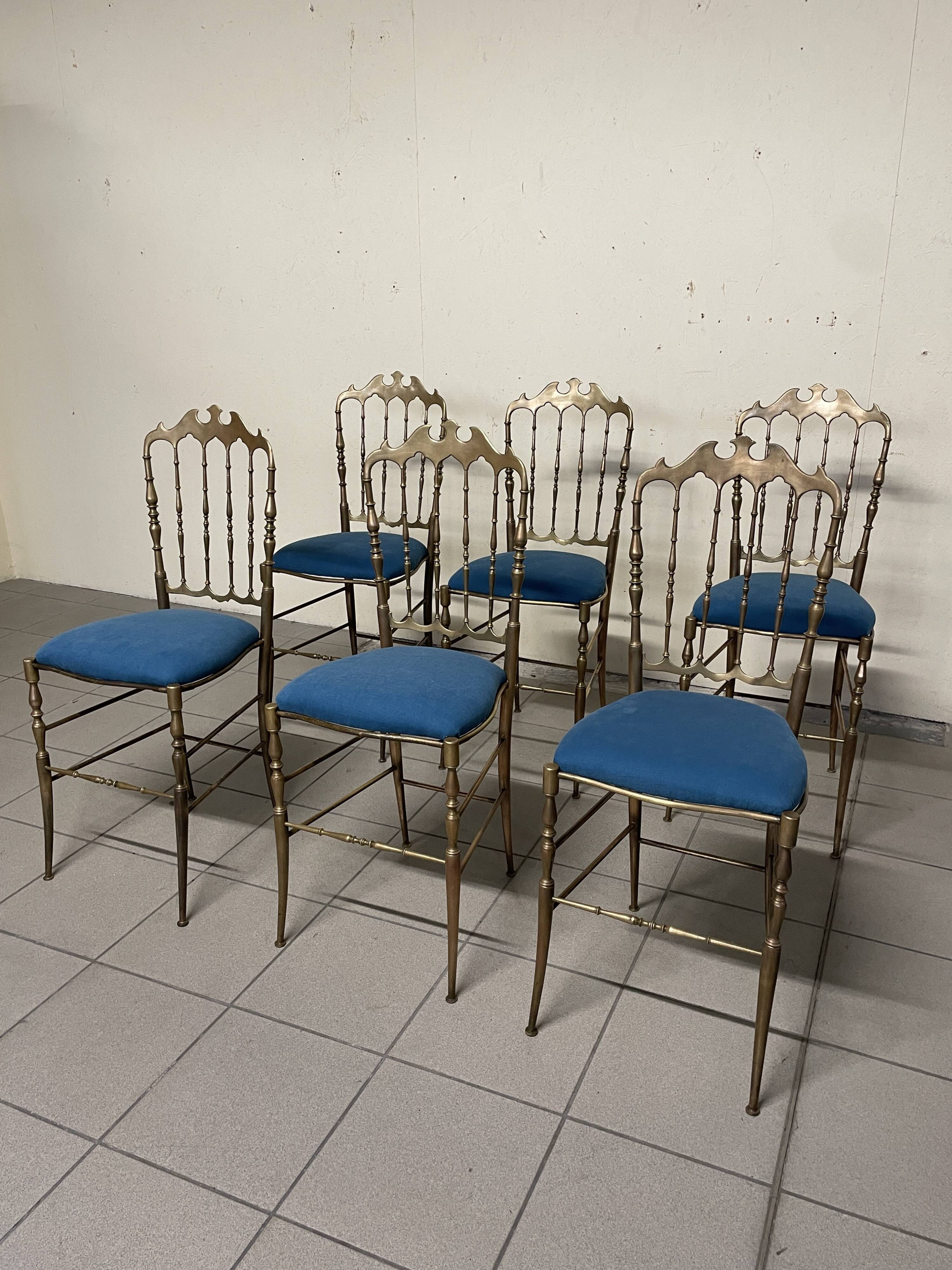 Ensemble de 6 chaises Chiavarine des années 1950 en laiton et tissu.