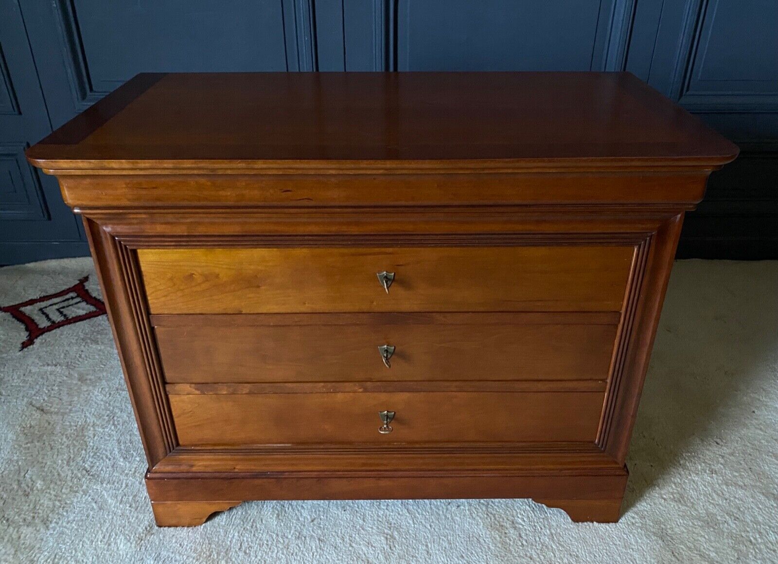 Commode en merisier 3 tiroirs XXe style Louis Philippe