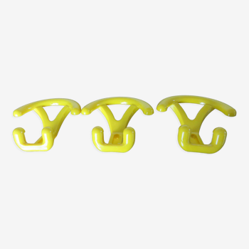 Series of 3 yellow plastic hooks Ghidini Italy 70s