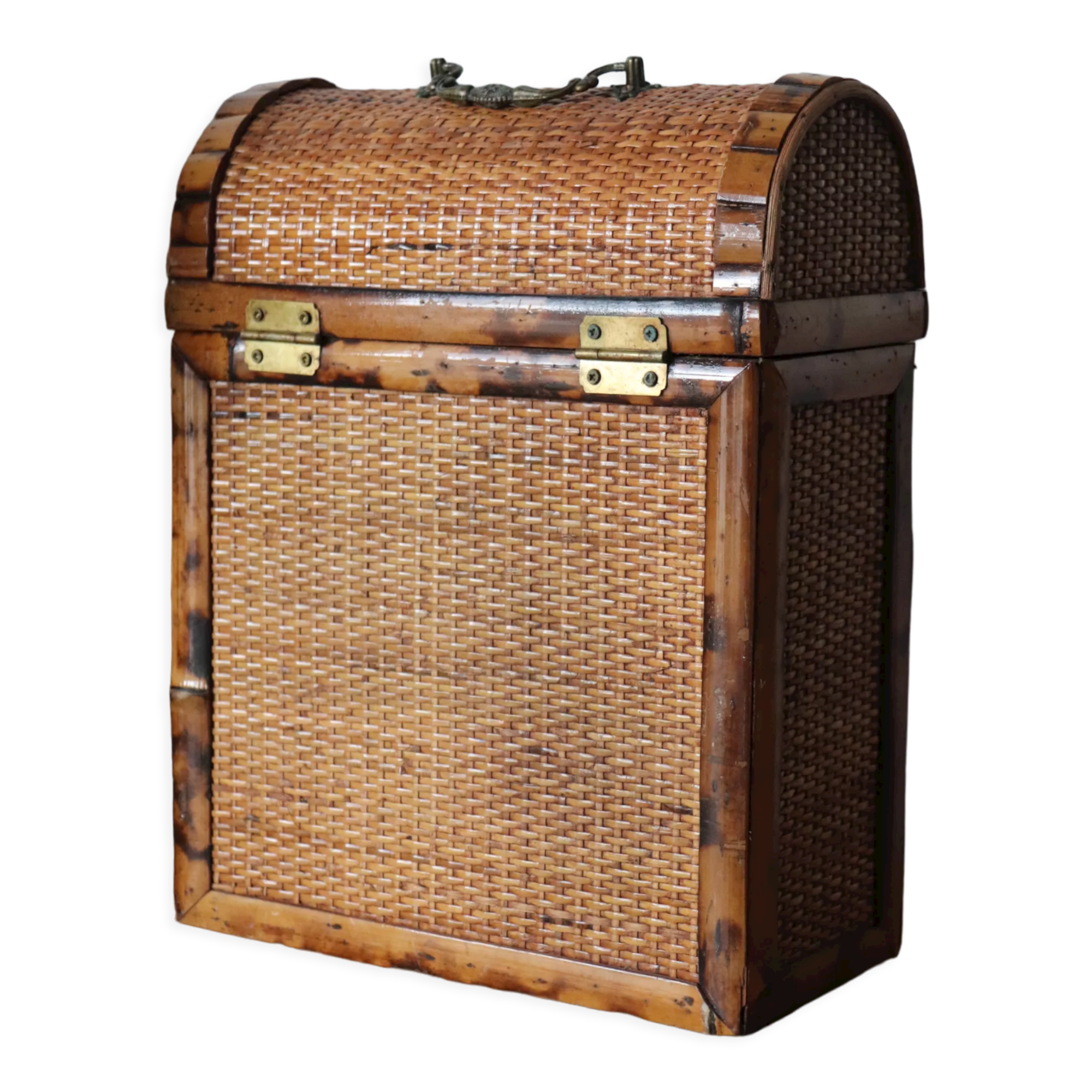 Wicker bottle basket and bamboo