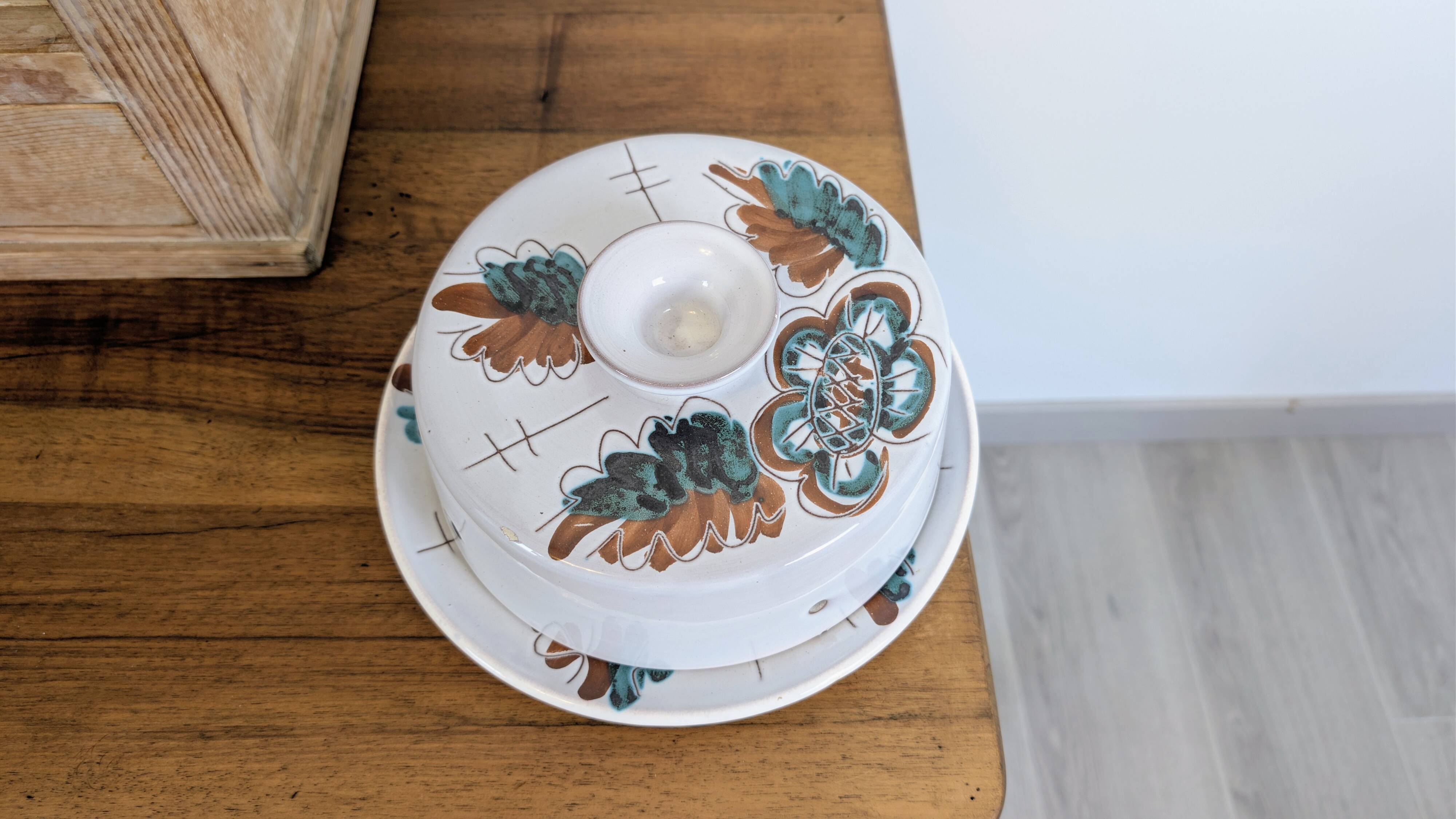 Vintage cheese service in ceramic with floral decoration from the 70s.