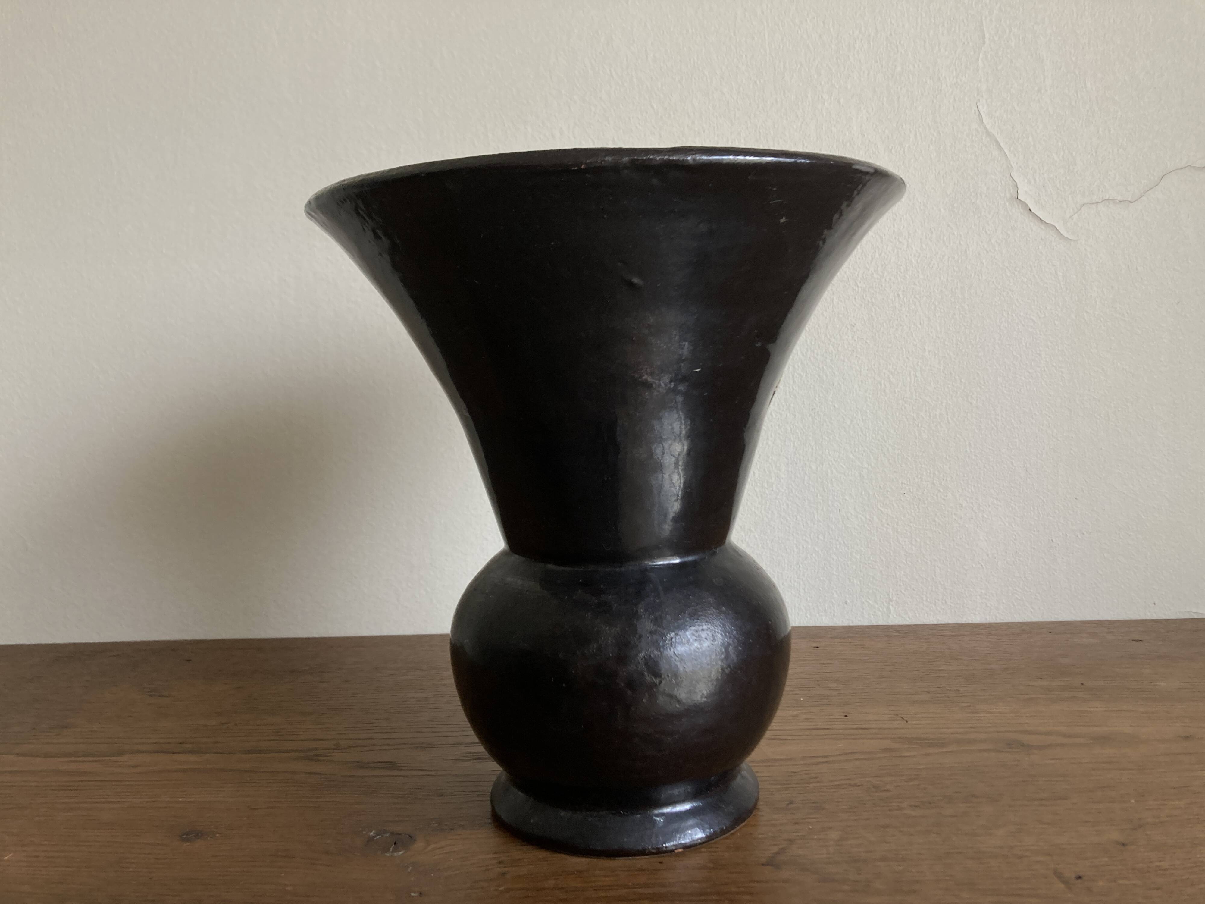 Vase moderniste Etienne Noel à Dieulefit 1950 en terre émail noir