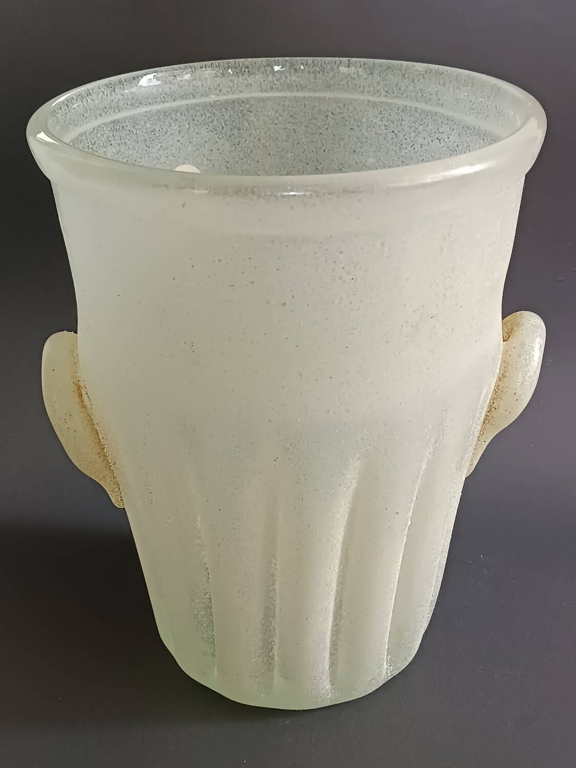 Beige fluted ear-shaped glass paste bucket