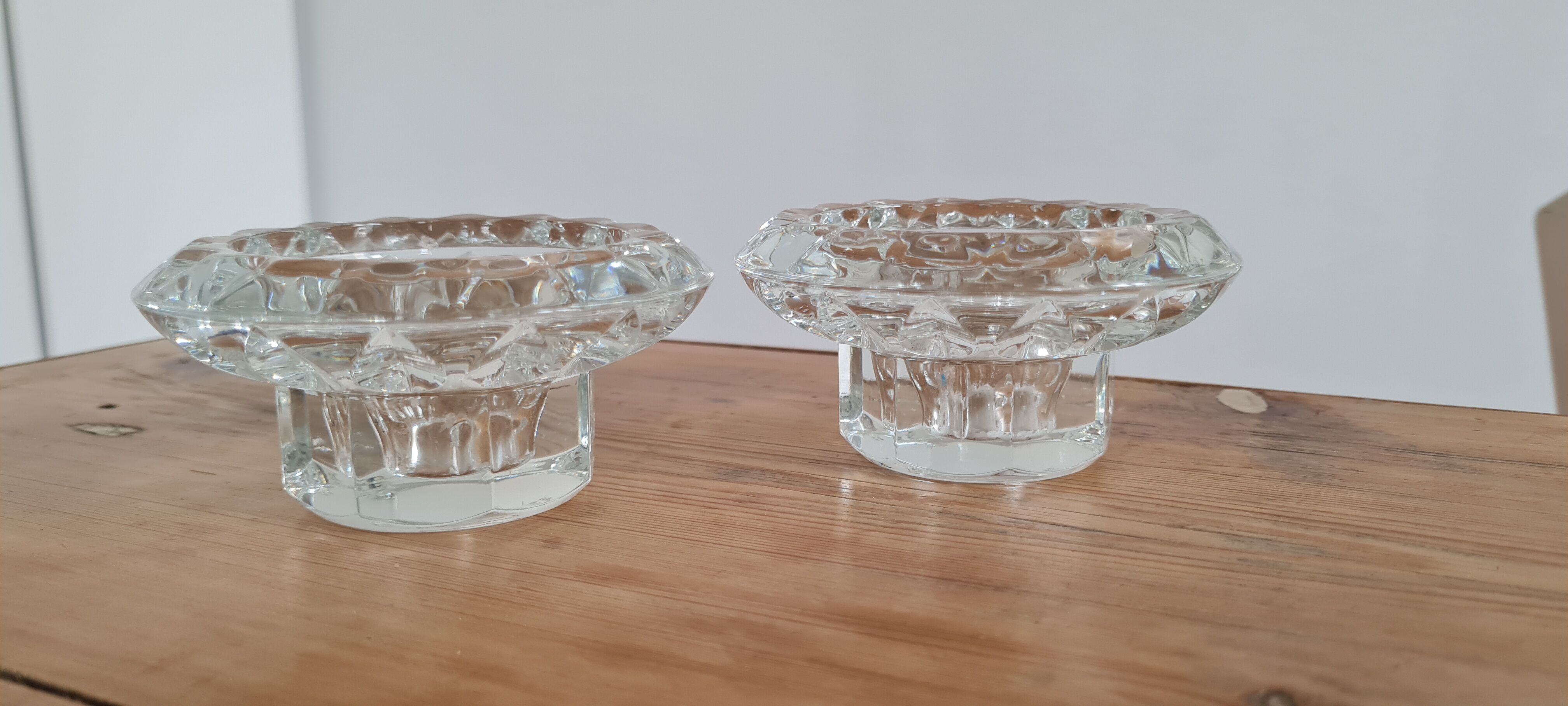 Paire de bougeoirs en verre