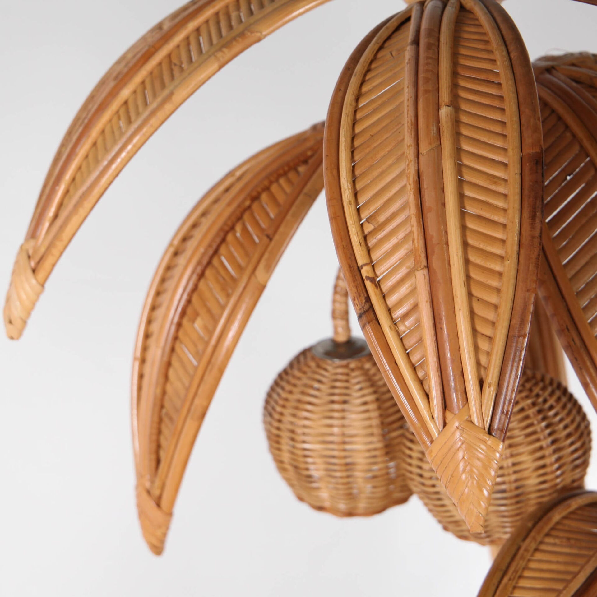 Lampadaire « palmier-cocotier » en rotin