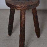 Ensemble de tabourets tripodes et table basse brutaliste