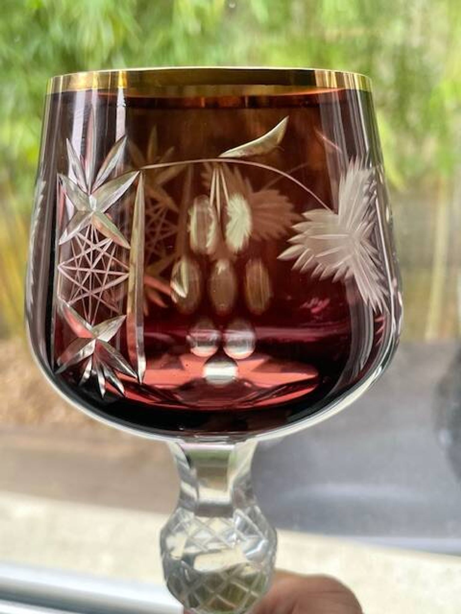 2 grands  verres en cristal de Bohème taillé et coloré