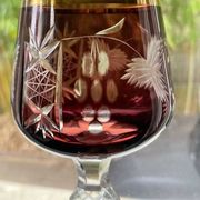 2 grands  verres en cristal de Bohème taillé et coloré
