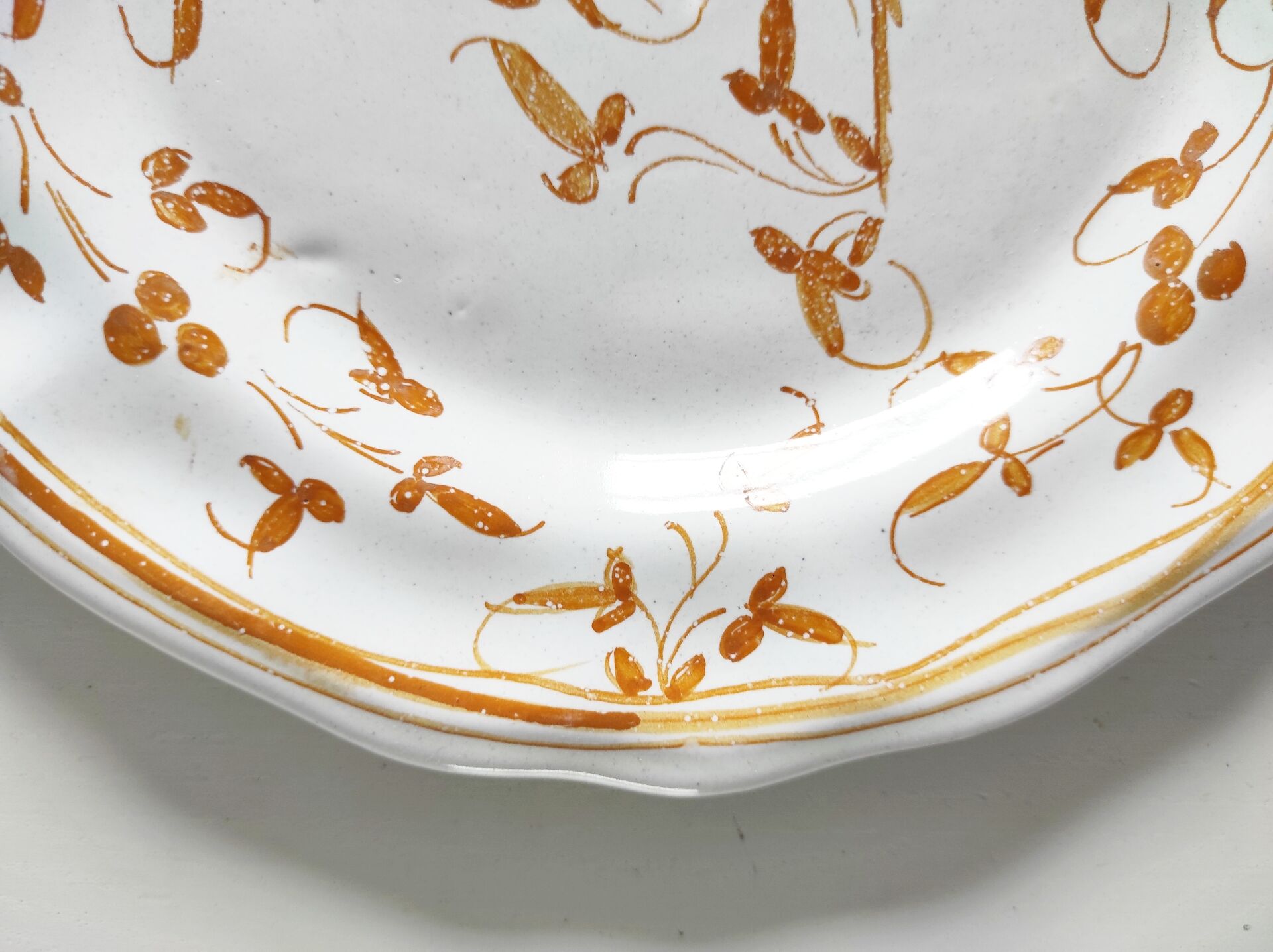 Assiette faïence de Moustiers oiseau orange