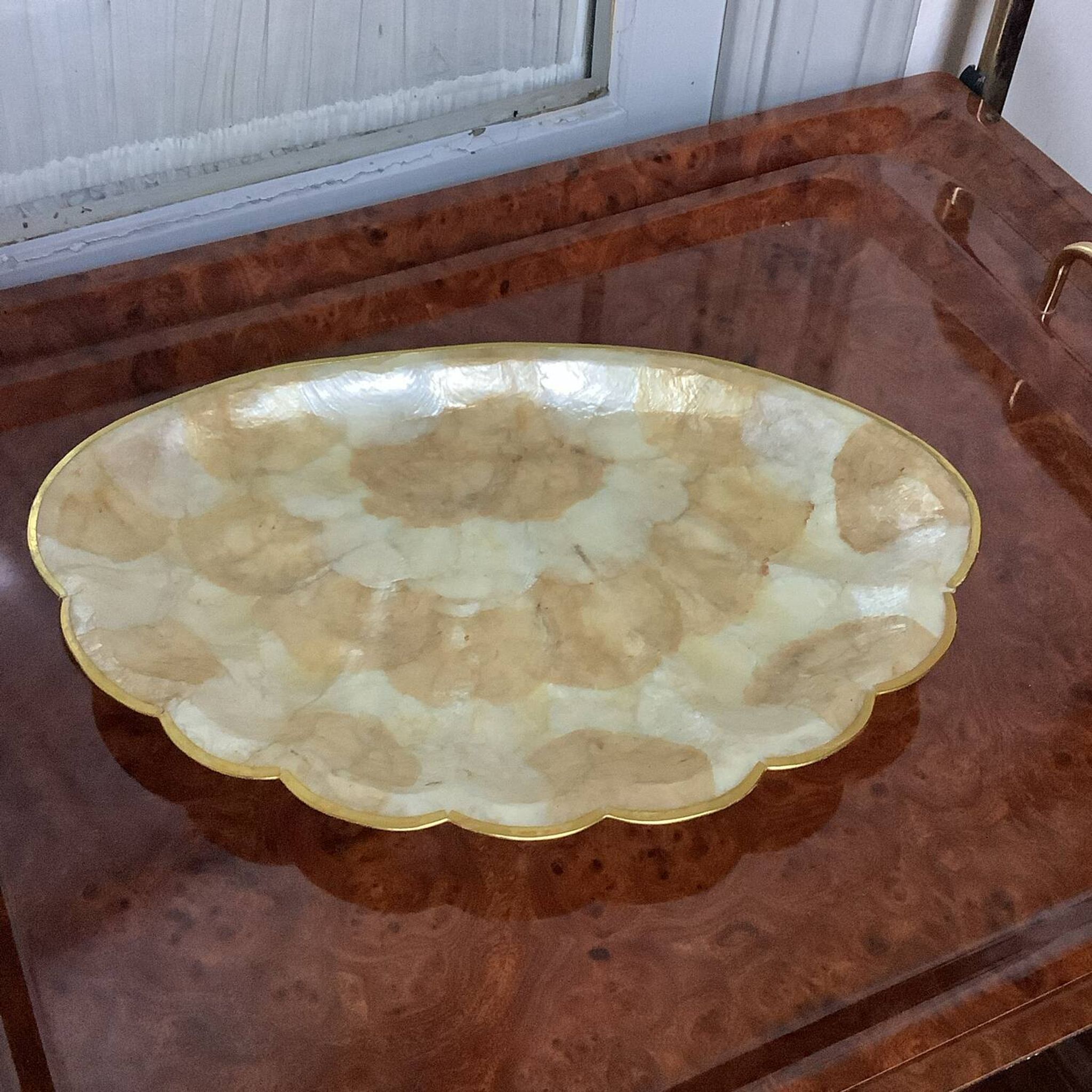 Mother-of-pearl shell-shaped tray