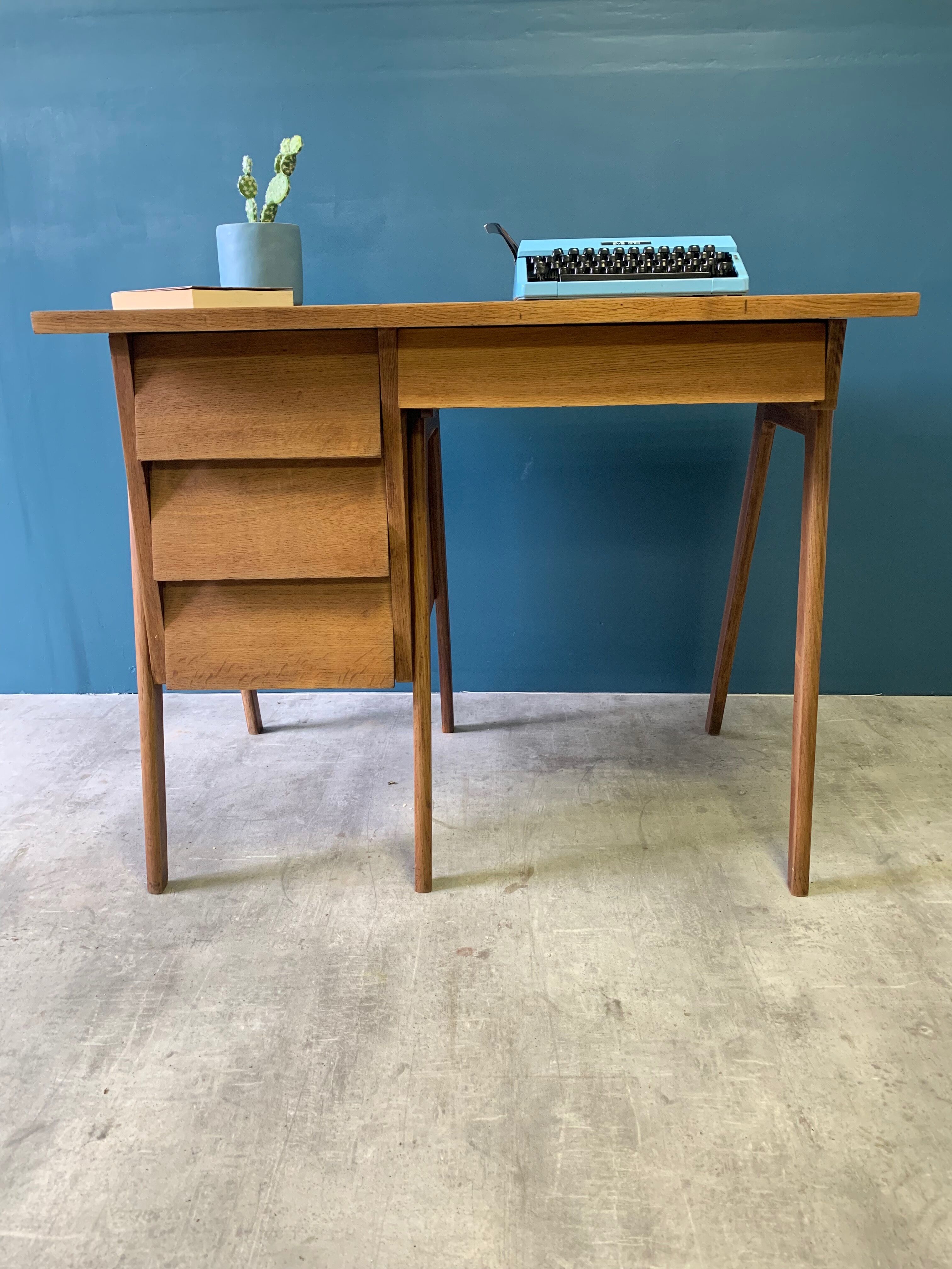 Desk 4 drawers with vintage fins