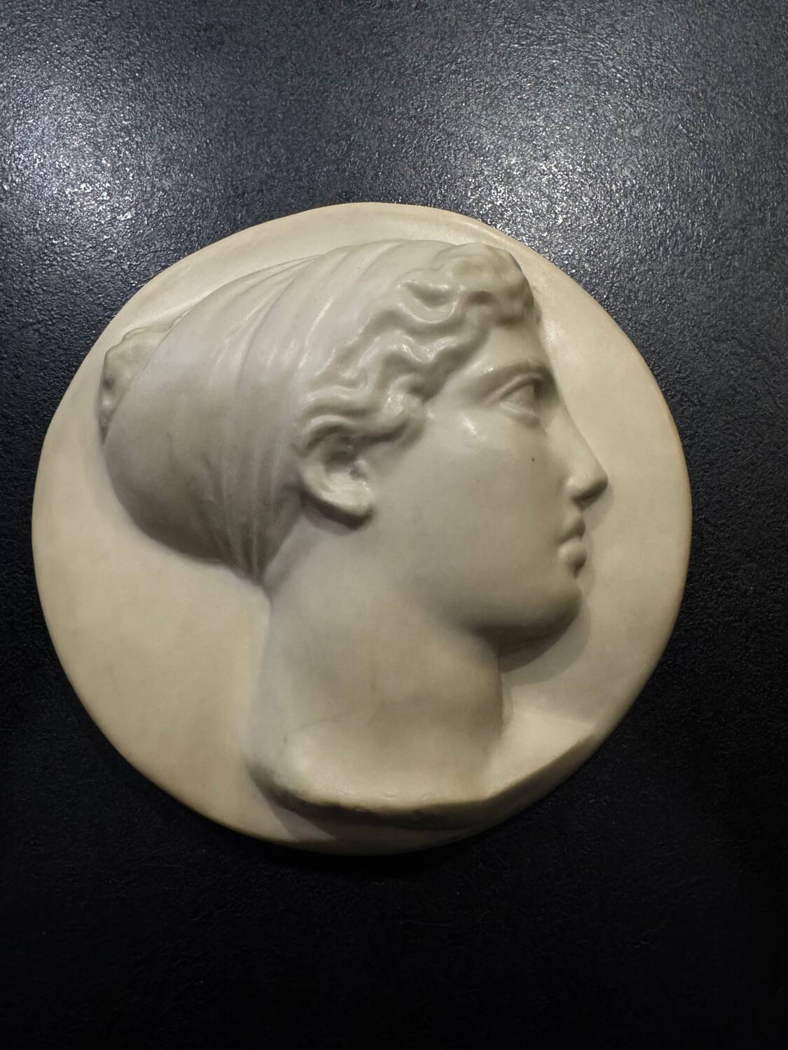 Sculpture relief femme
