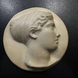 Sculpture relief femme