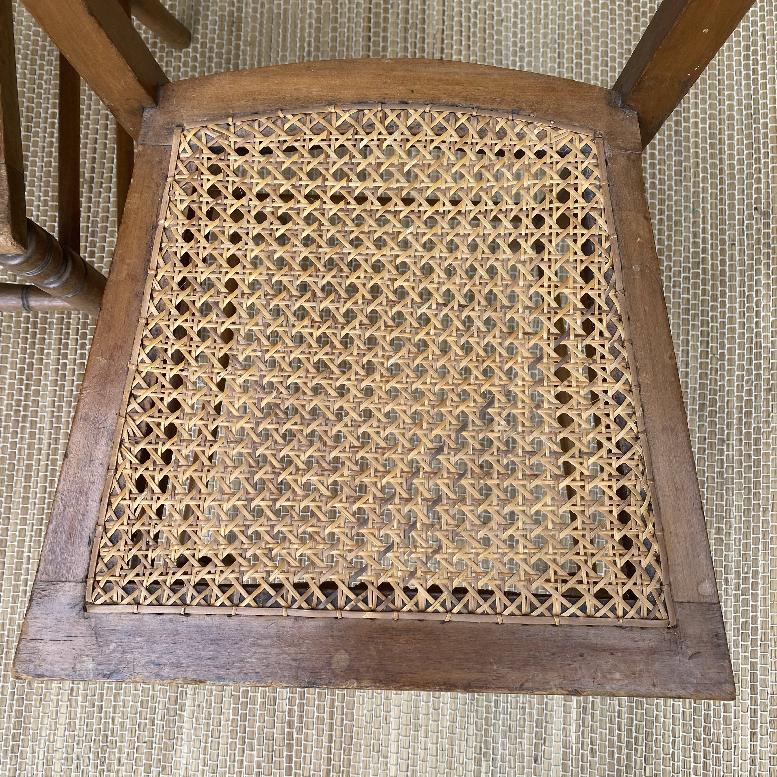 Chaises anciennes en bois et cannage