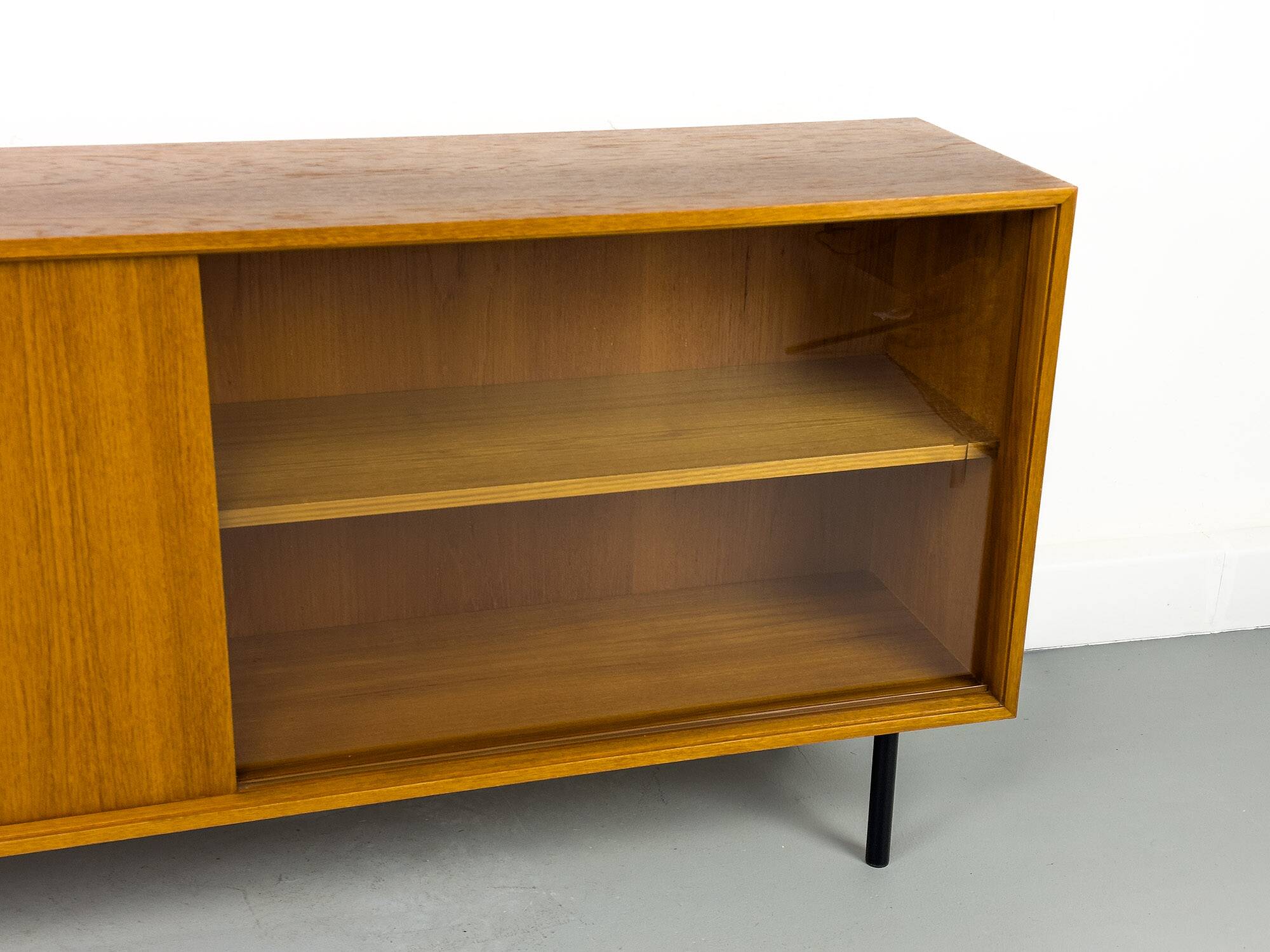 Buffet vintage en teck avec portes coulissantes, 1971