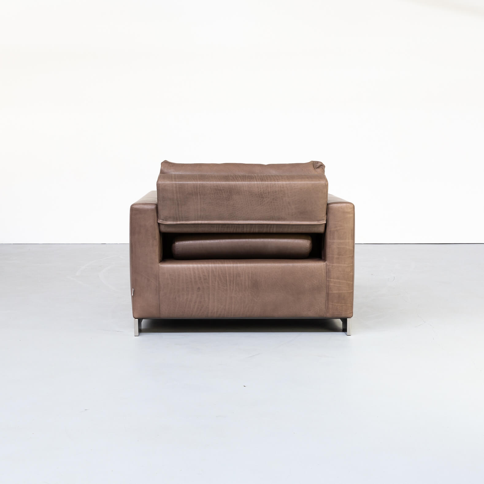 Pair of Hannes Wettstein ‘reversi’ leather design fauteuil for Molteni & C