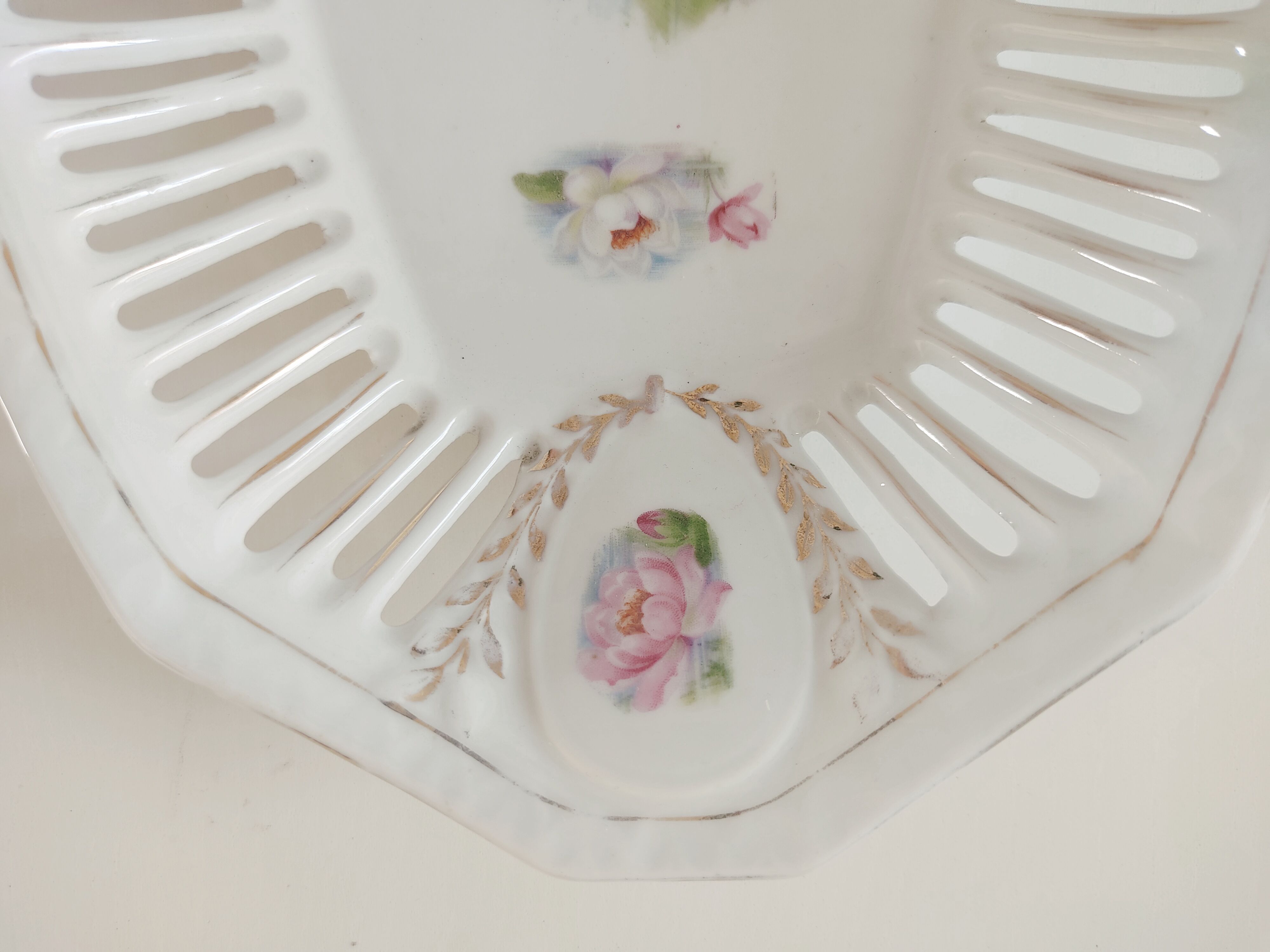 Porcelain dish decorated with water lilies