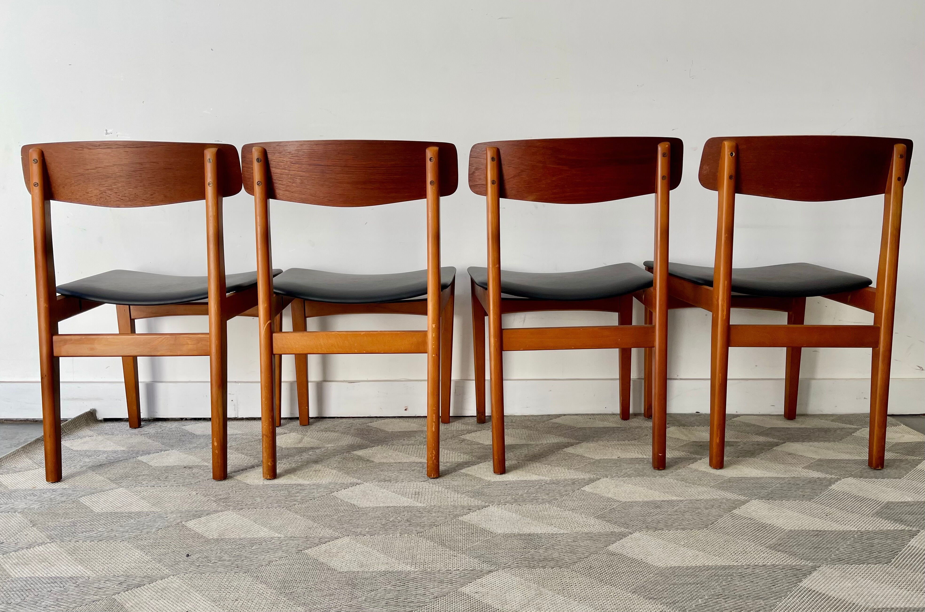 Ensemble de 4 chaises de salle à manger vintage avec vinyle noir