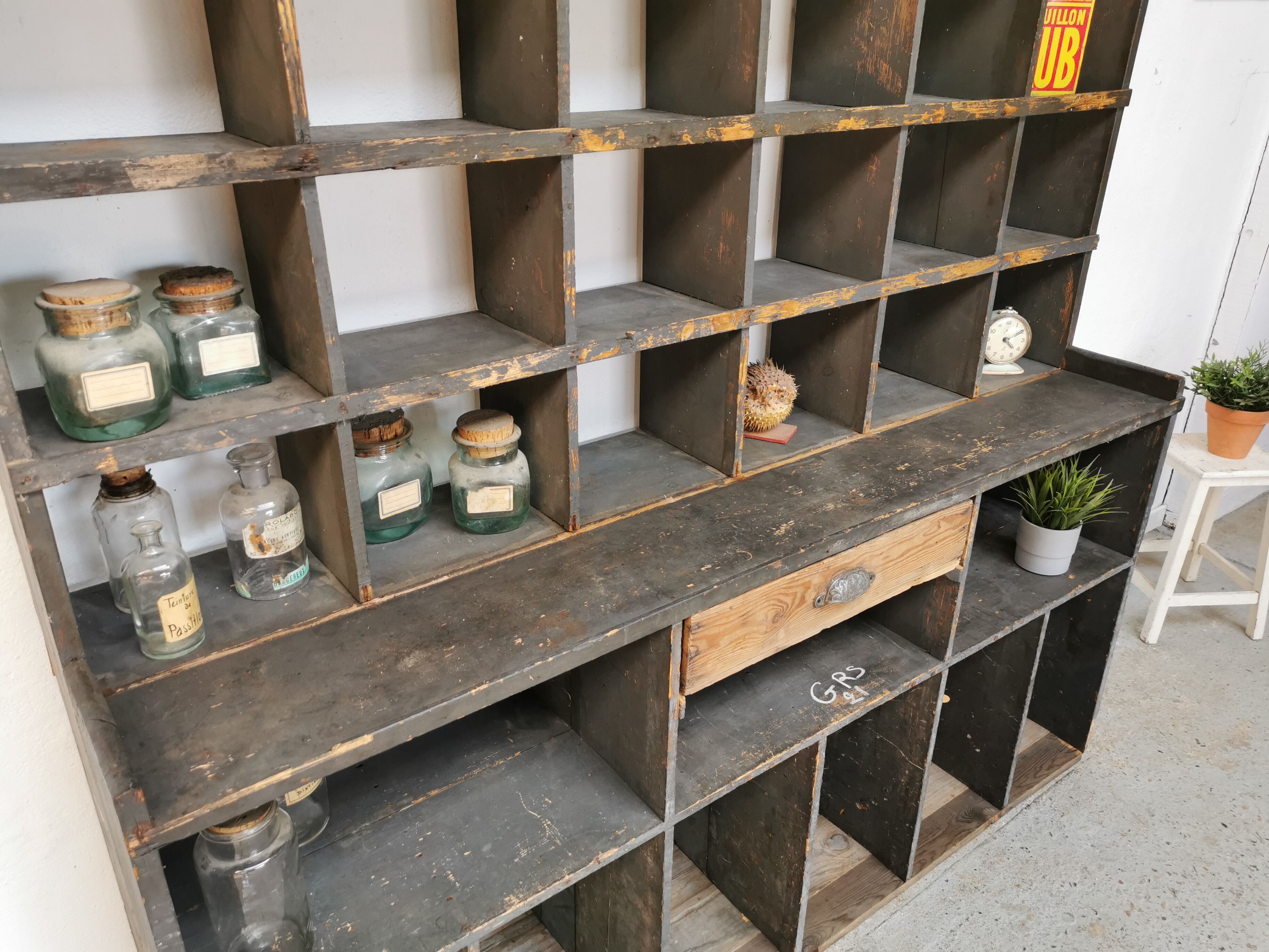 Meuble de métier à casiers bibliothèque