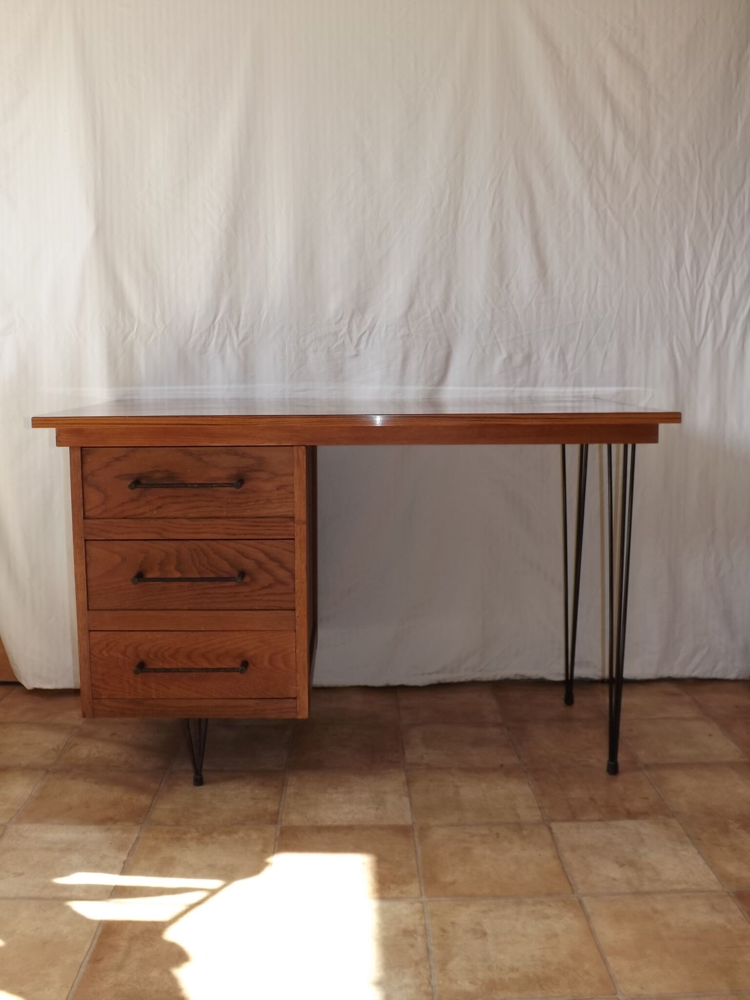 Bureau vintage en chêne sur pieds épingle 1950