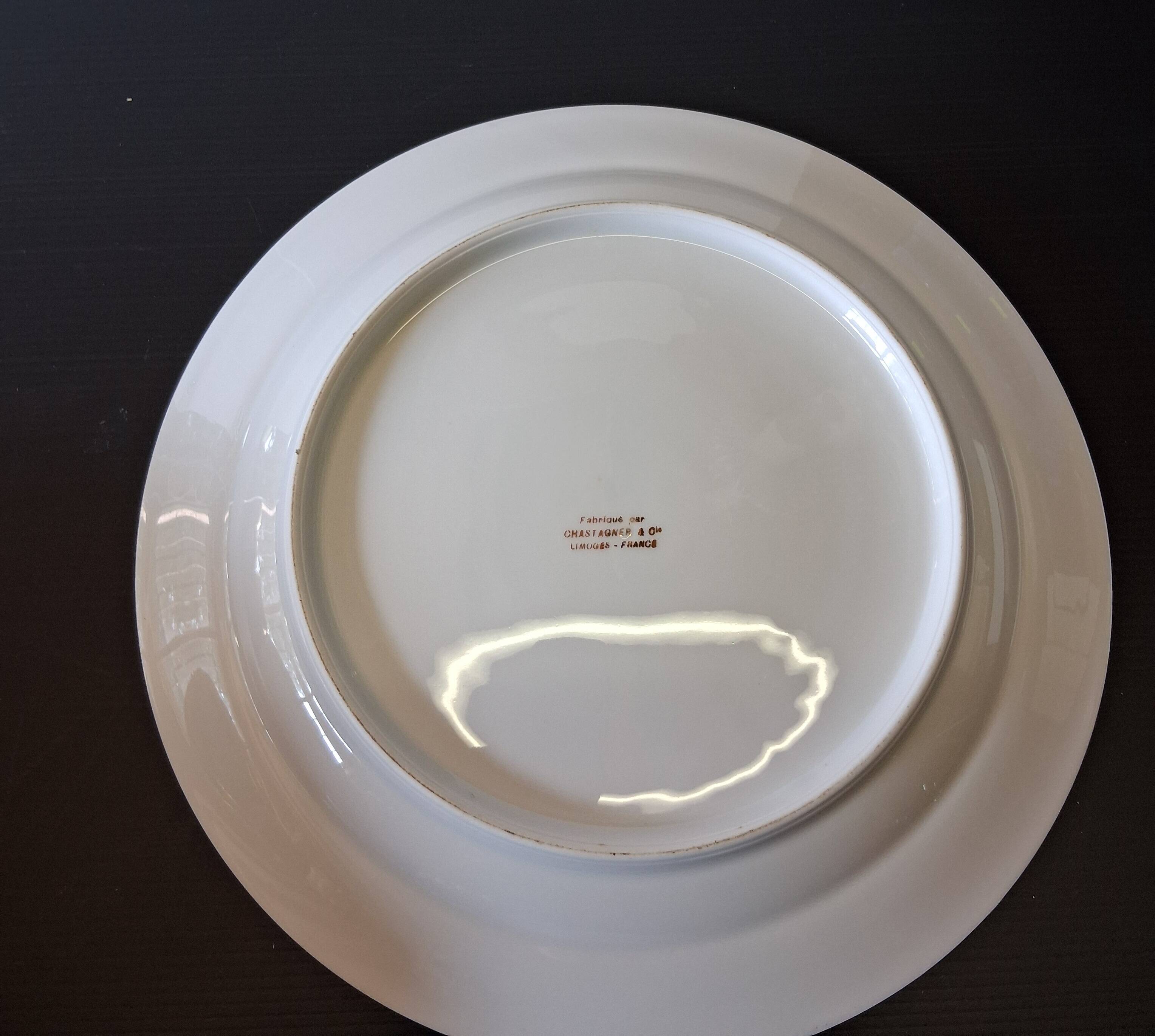 Very nice round serving dish from Chastagner & Co in good condition.
