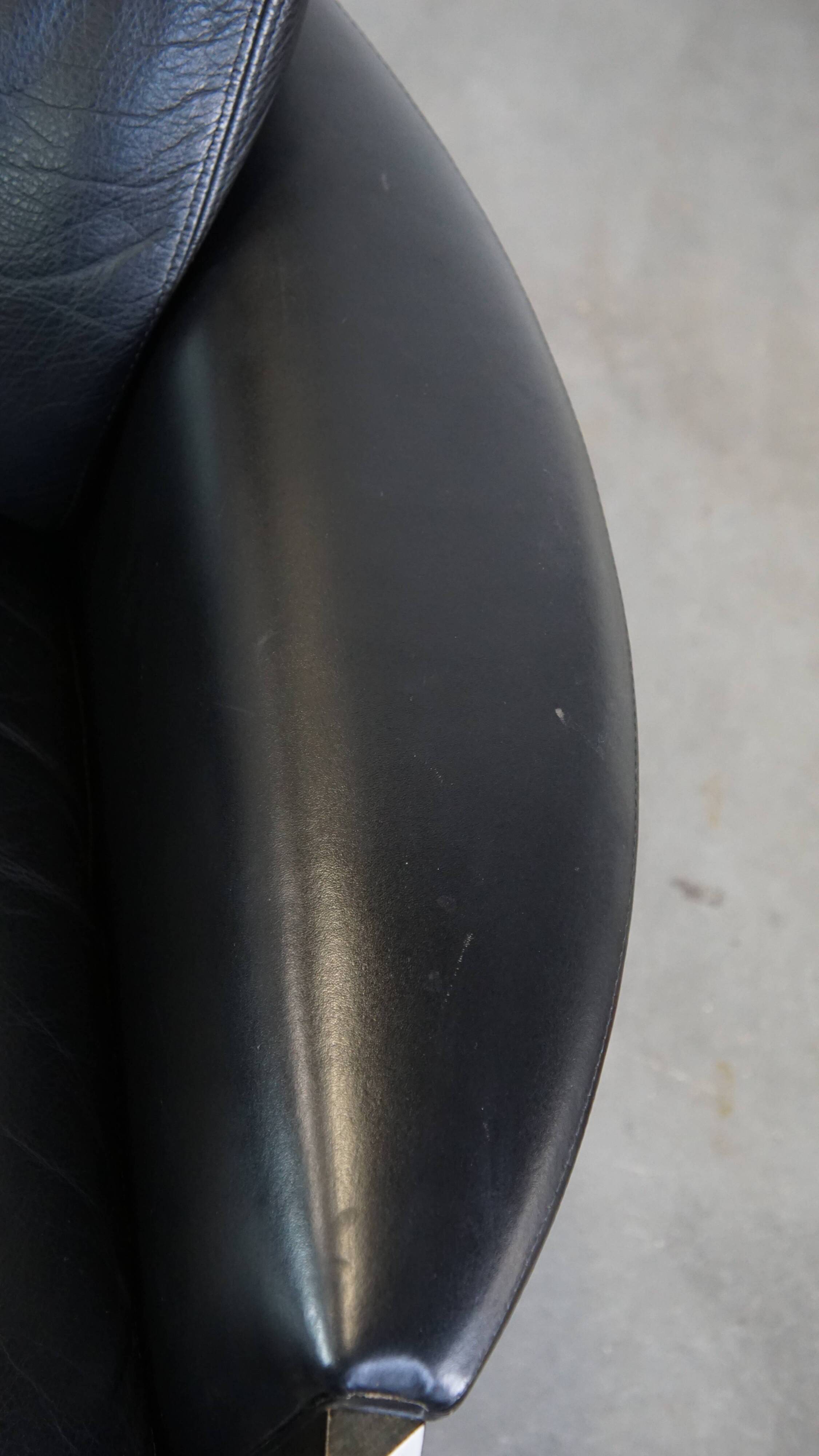 Fauteuil design en cuir noir de Giorgetti