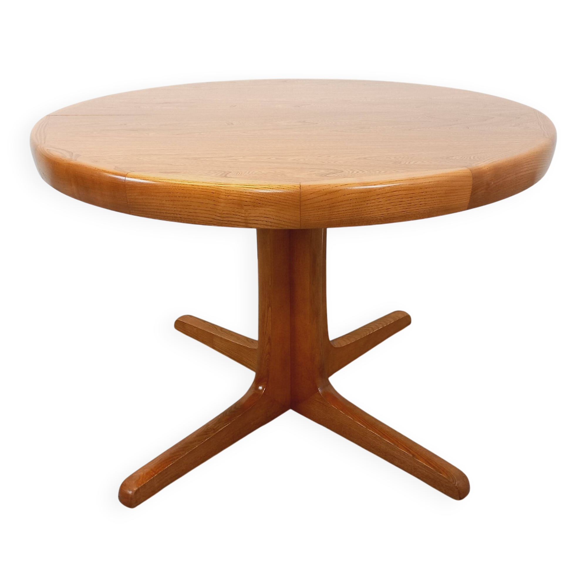 Vintage round dining table in Scandinavian style from the 60s and 70s in elm.