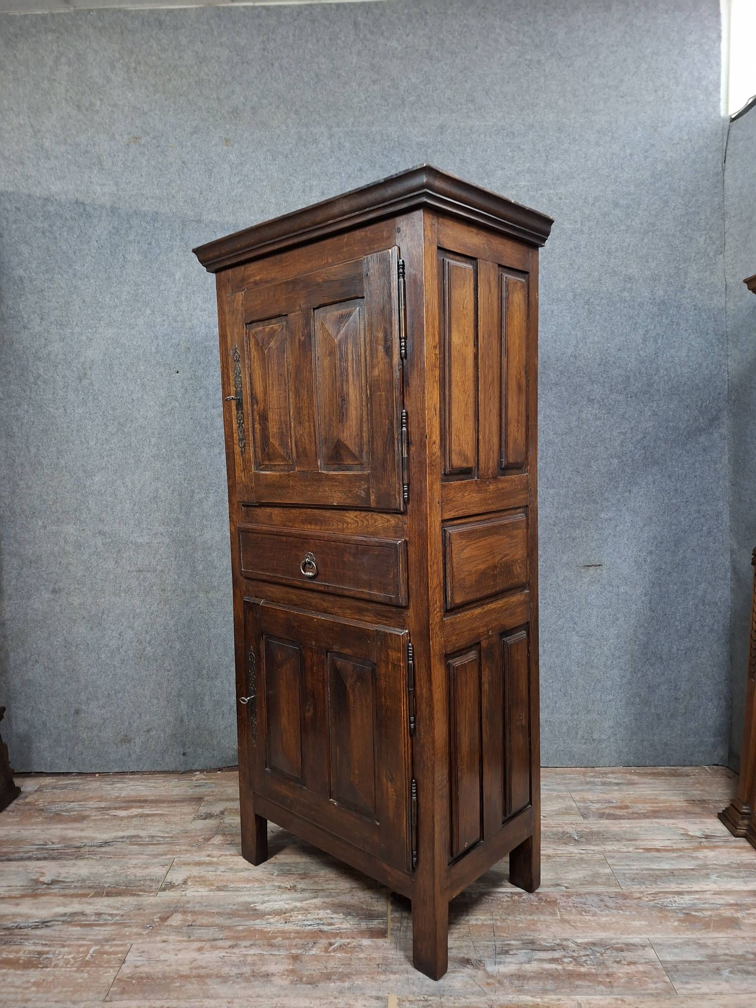 Standing man in Louis XIII style, made of solid oak, from the 20th century.