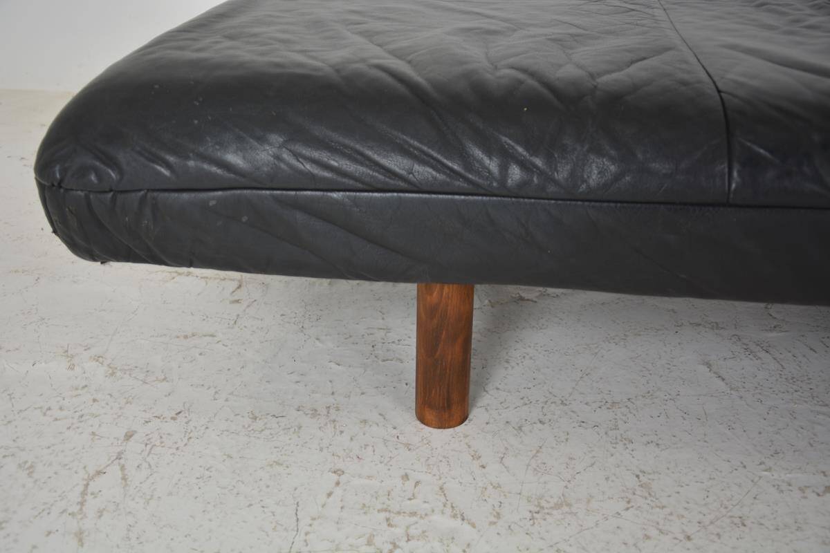 Day bed, vintage bench sofa dating from the 70s.